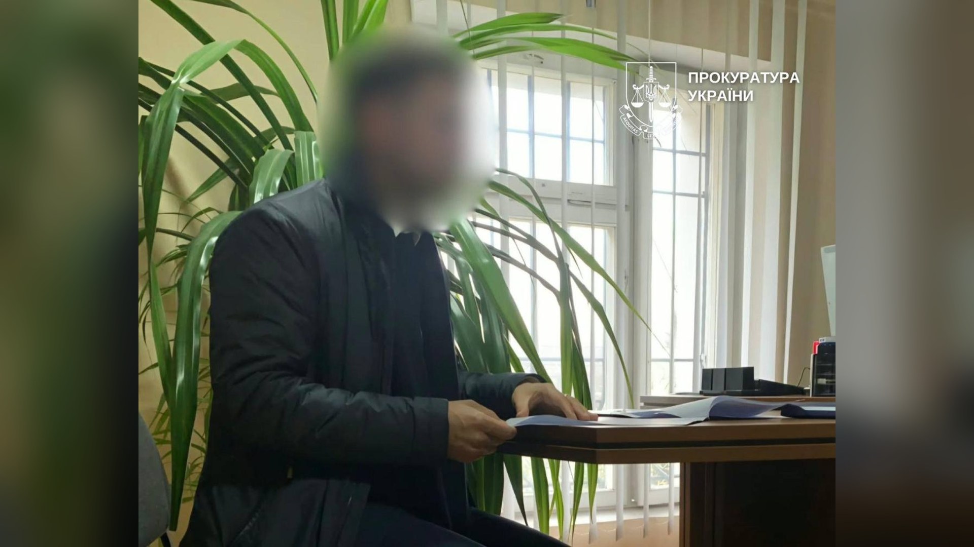 СБУ викрила 7 схем ухилення від мобілізації, зокрема на Київщині Чоловік із заблюреним обличчям сидить за столом із документами в кабінеті прокуратури у справі про ремонт медуніверситету Богомольця