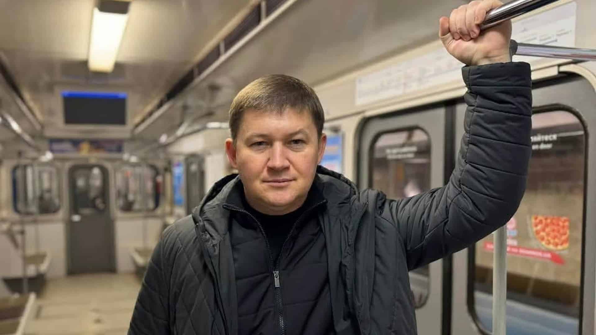 Адвоката підозрюють у пропозиції $20 тисяч хабаря за паркінг у Києві Ексочільник «Київського метрополітену» Віктор Брагінський стоїть у вагоні метро й тримається за поручень
