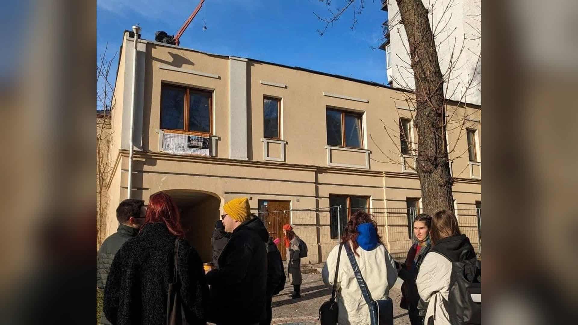 Хірурга з Києва і лікаря з Київщини підозрюють у схемі фіктивної інвалідності Активісти біля Будинку Замкова на вулиці Івана Франка, 26 у Києві, на даху якого тривають роботи з надбудови
