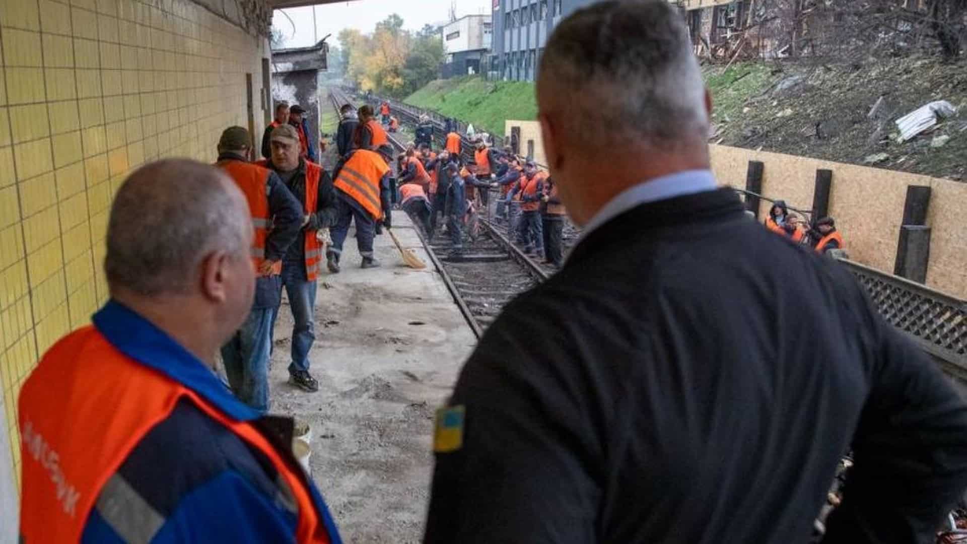 Працівники Київського метрополітену прибирають і ремонтують колії вздовж платформи станції метро «Чернігівська» після атаки