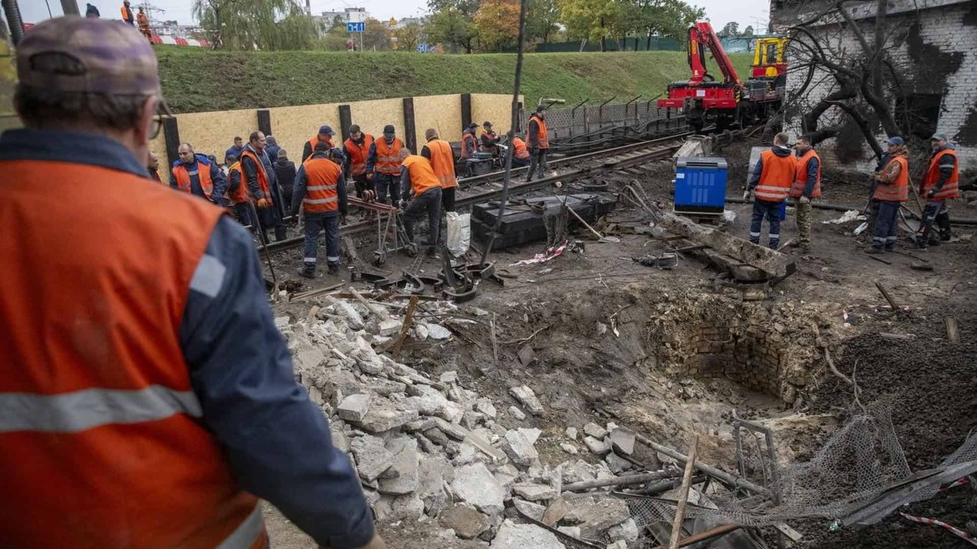 Атака на Київщину: двоє загиблих, семеро поранених, 31 пошкоджений об’єкт Вирва та уламки бетону біля колій станції метро «Чернігівська», поруч працюють ремонтники метрополітену