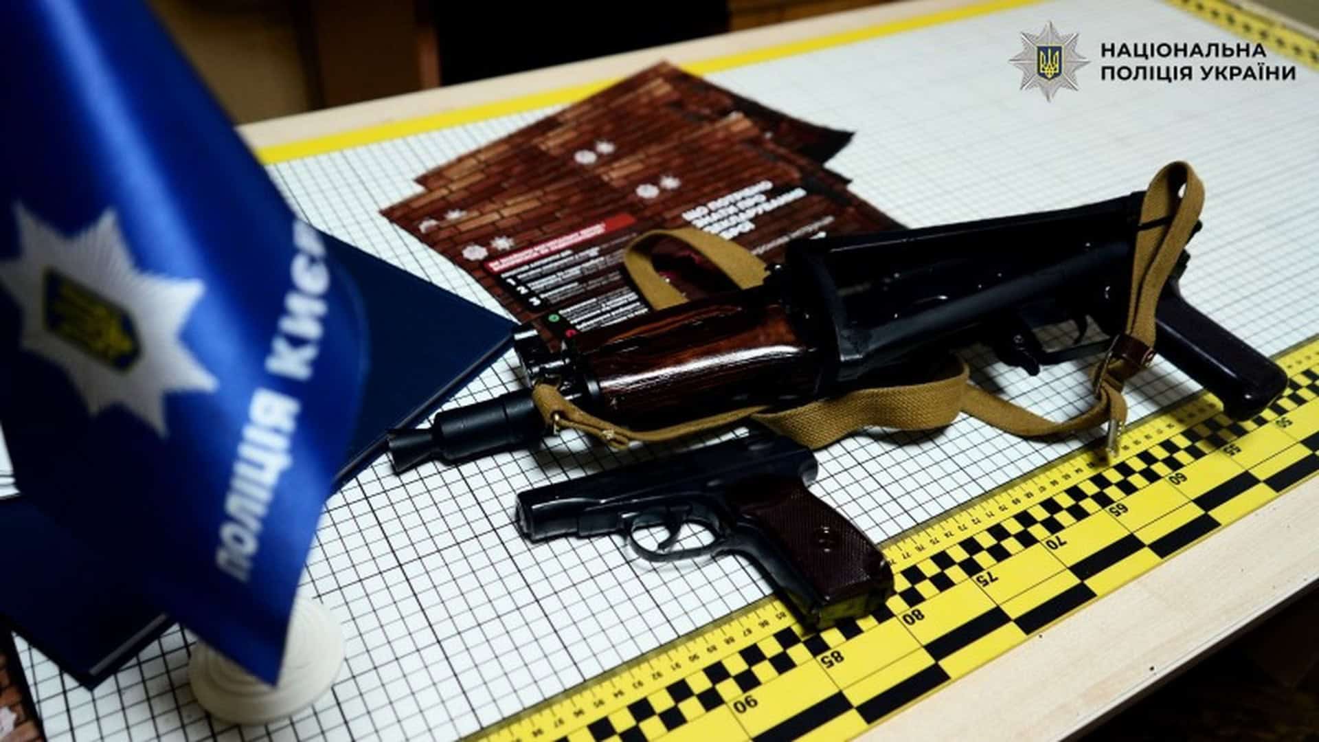На Подолі суд дозволив знести Садибу Носача і дільницю 1902 року Автомат і пістолет на столі з вимірювальною сіткою поруч із прапорцем поліції Києва та буклетами про декларування