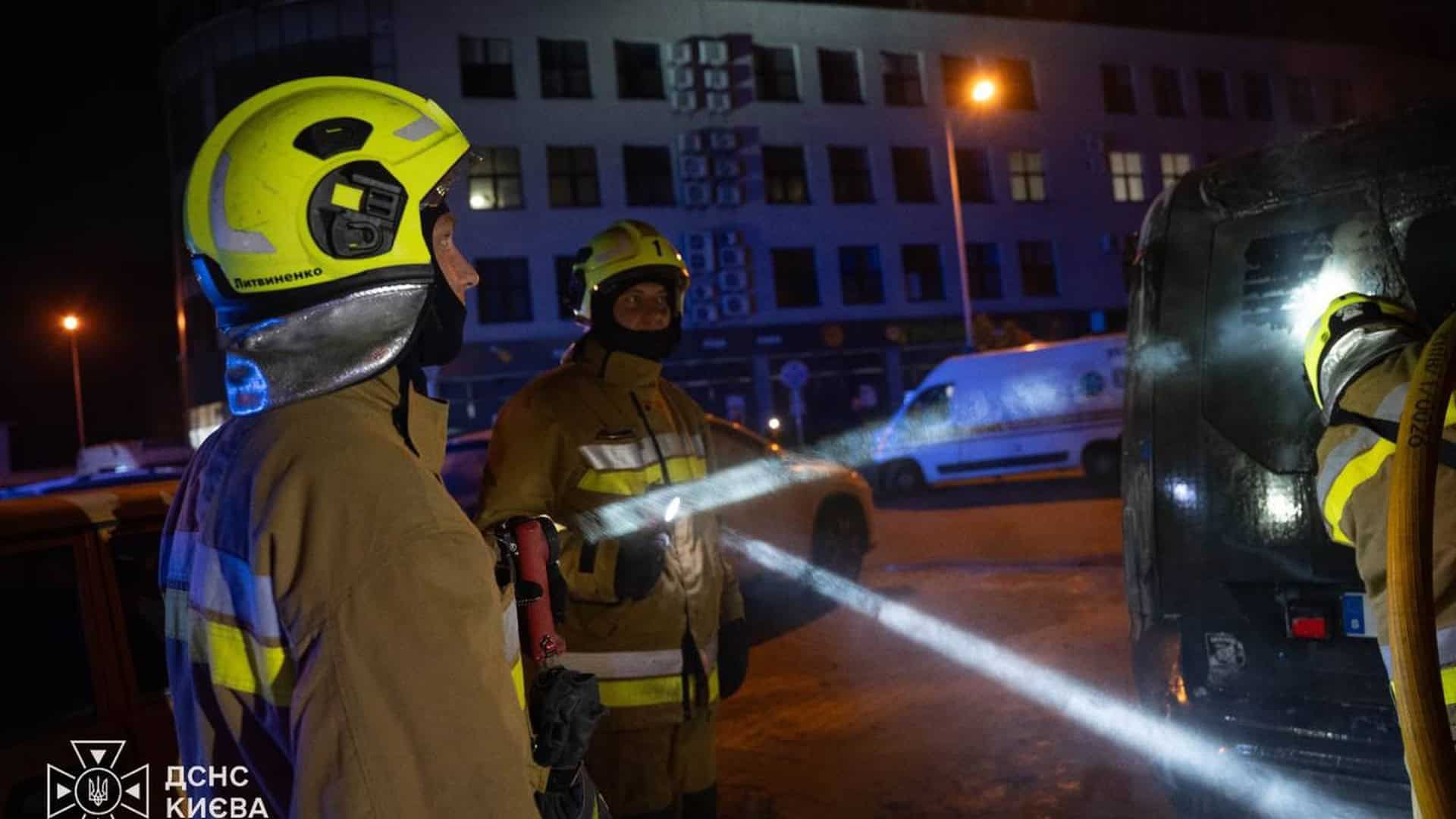 Рятувальники ДСНС уночі гасять автомобіль, що загорівся після падіння уламків у дворі багатоповерхівки в Печерському р-ні Києва