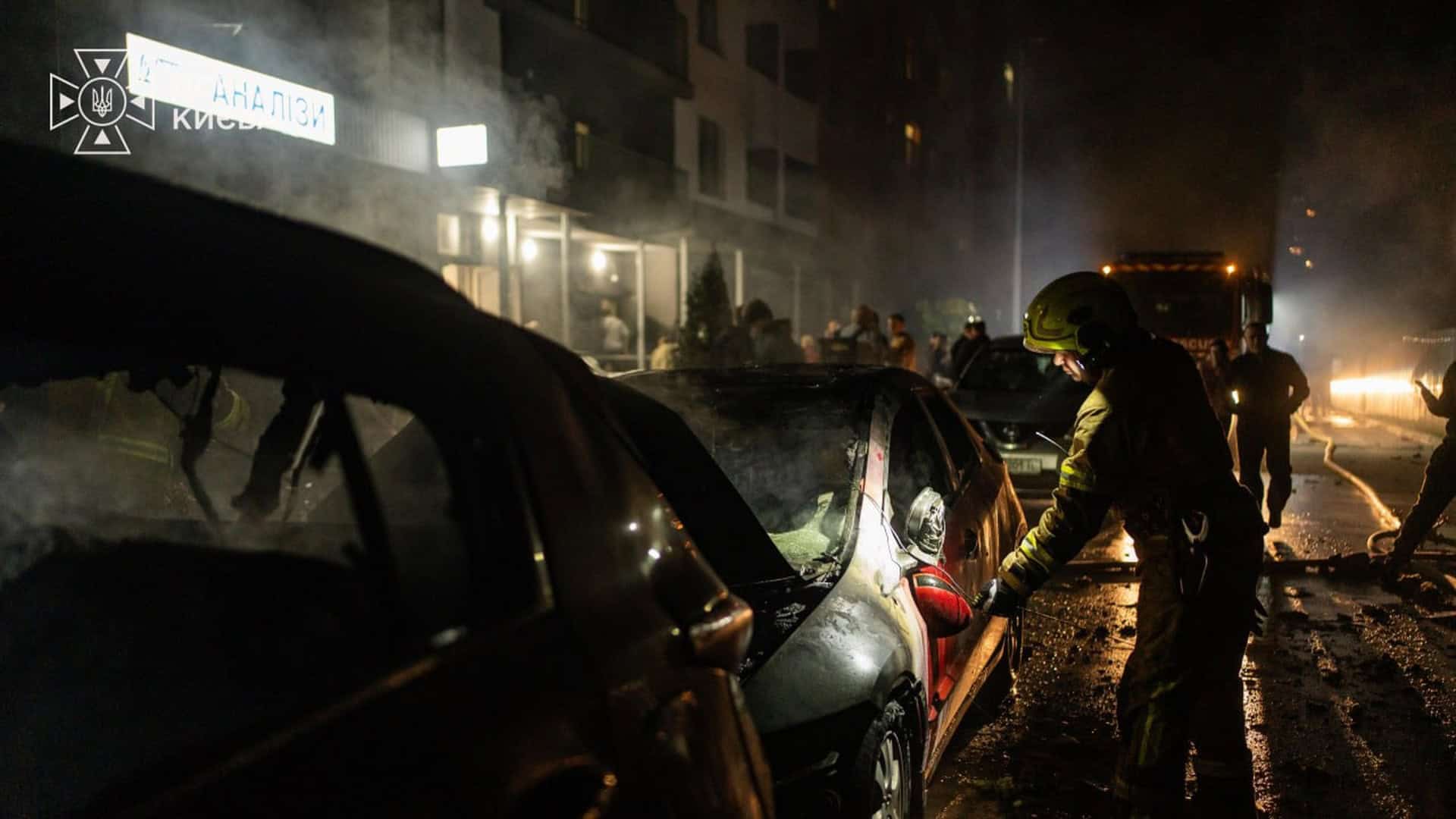 Рятувальник гасить згорілі автівки біля житлового будинку в Солом’янському р-ні Києва вночі 1 жовтня 2026 року