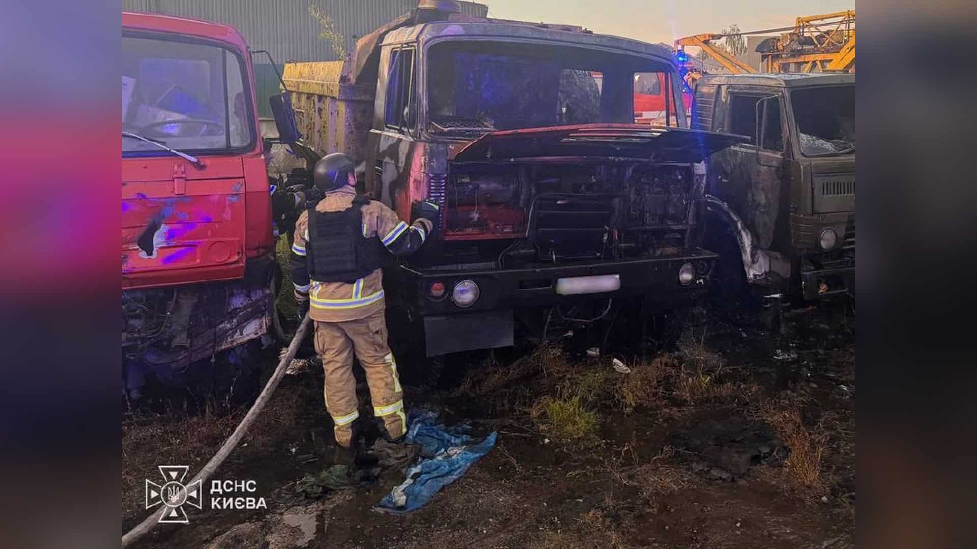 Рятувальники гасять пожежу двох вантажних автомобілів на вулиці Жмеринській у Святошинському р-ні Києва, 1 жовтня
