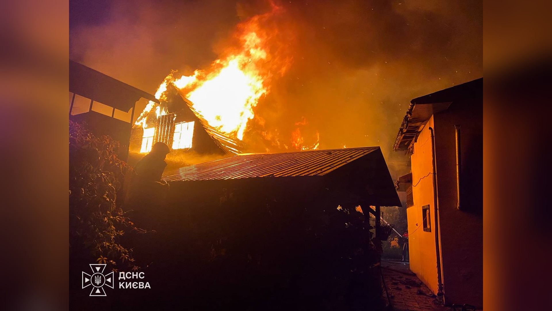 22-річного підозрюваного у крадіжці з авто у Деснянському р-ні передають до суду Пожежа у приватній садибі на вулиці Академіка Кащенка у Голосіївському р-ні, вогонь охопив 350 кв. м