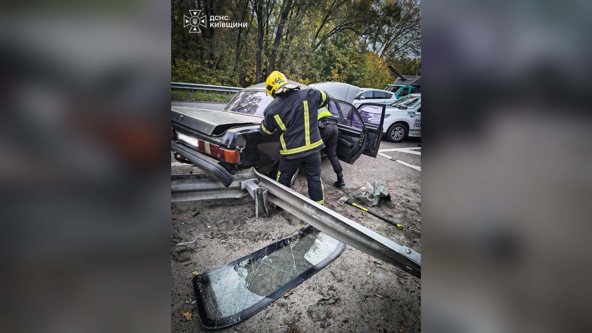 Рятувальник ДСНС і поліцейський біля пошкодженого легковика після ДТП на трасі Київ — Одеса поблизу Глевахи