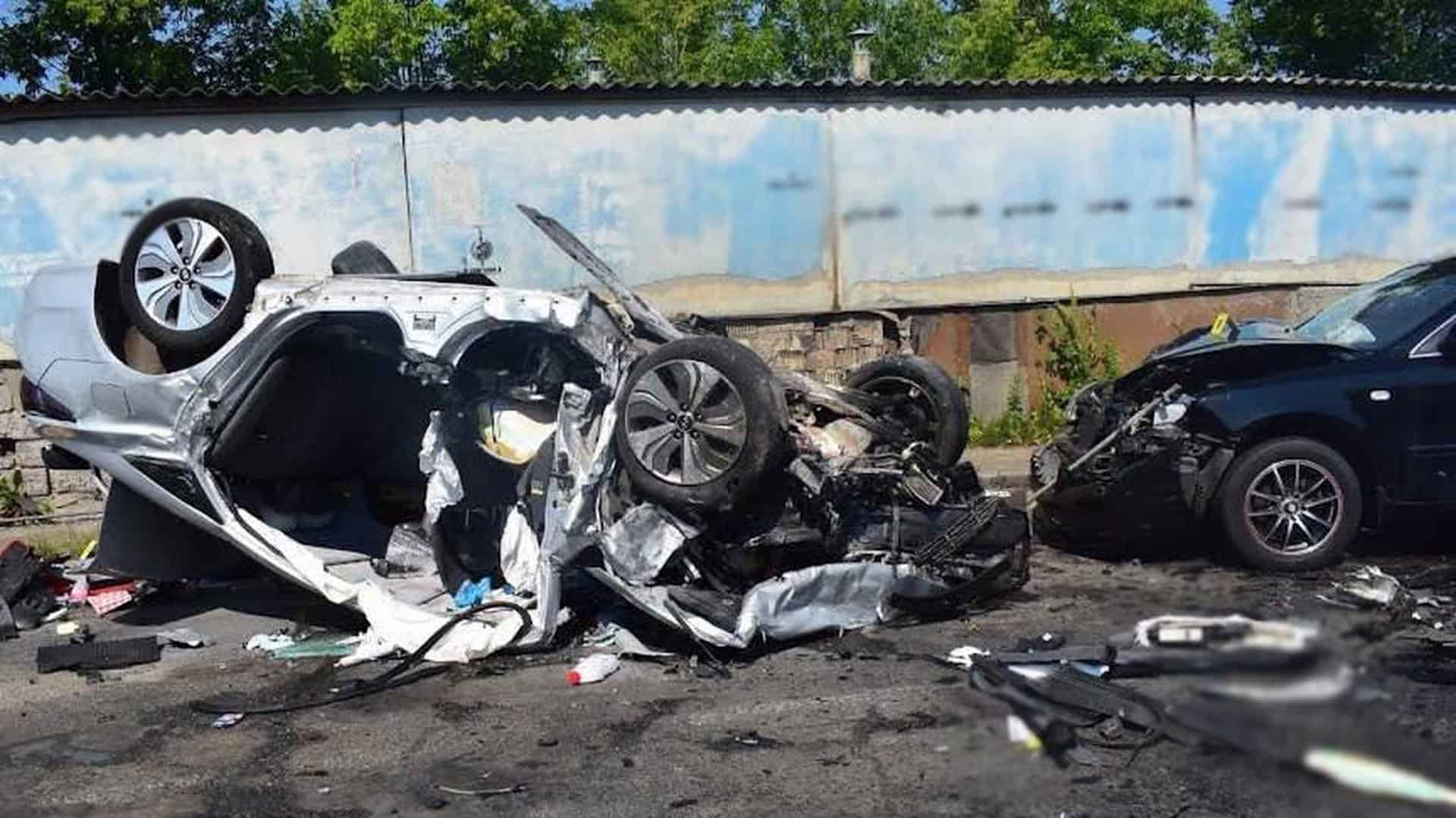 Оренда в Києві цієї осені: головний фактор ціни — не ремонт, а стійкість до блекаутів Перекинутий сріблястий автомобіль із розбитим кузовом і пошкоджене чорне авто після ДТП на вулиці Івана Виговського в Києві