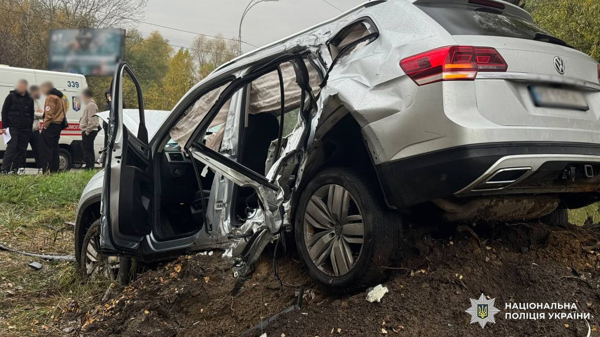 Розбитий позашляховик Volkswagen Atlas на узбіччі вулиці Академіка Заболотного в Києві після наїзду на електроопору