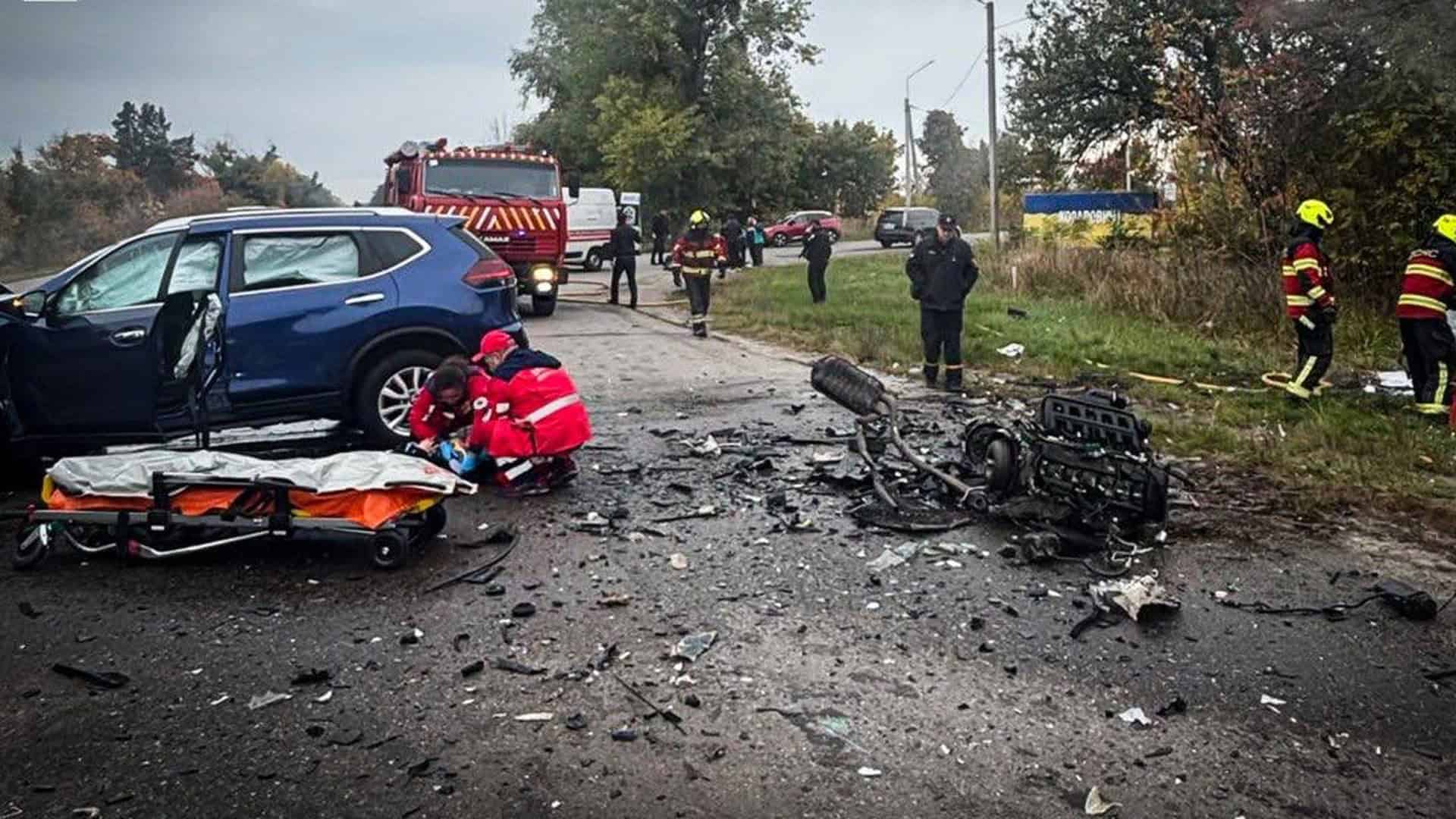 На трасі Київ–Чоп загинув 21-річний водій: що сталося Рятувальники й медики на місці зіткнення двох легковиків у селищі Димер на Вишгородщині, уламки на дорозі