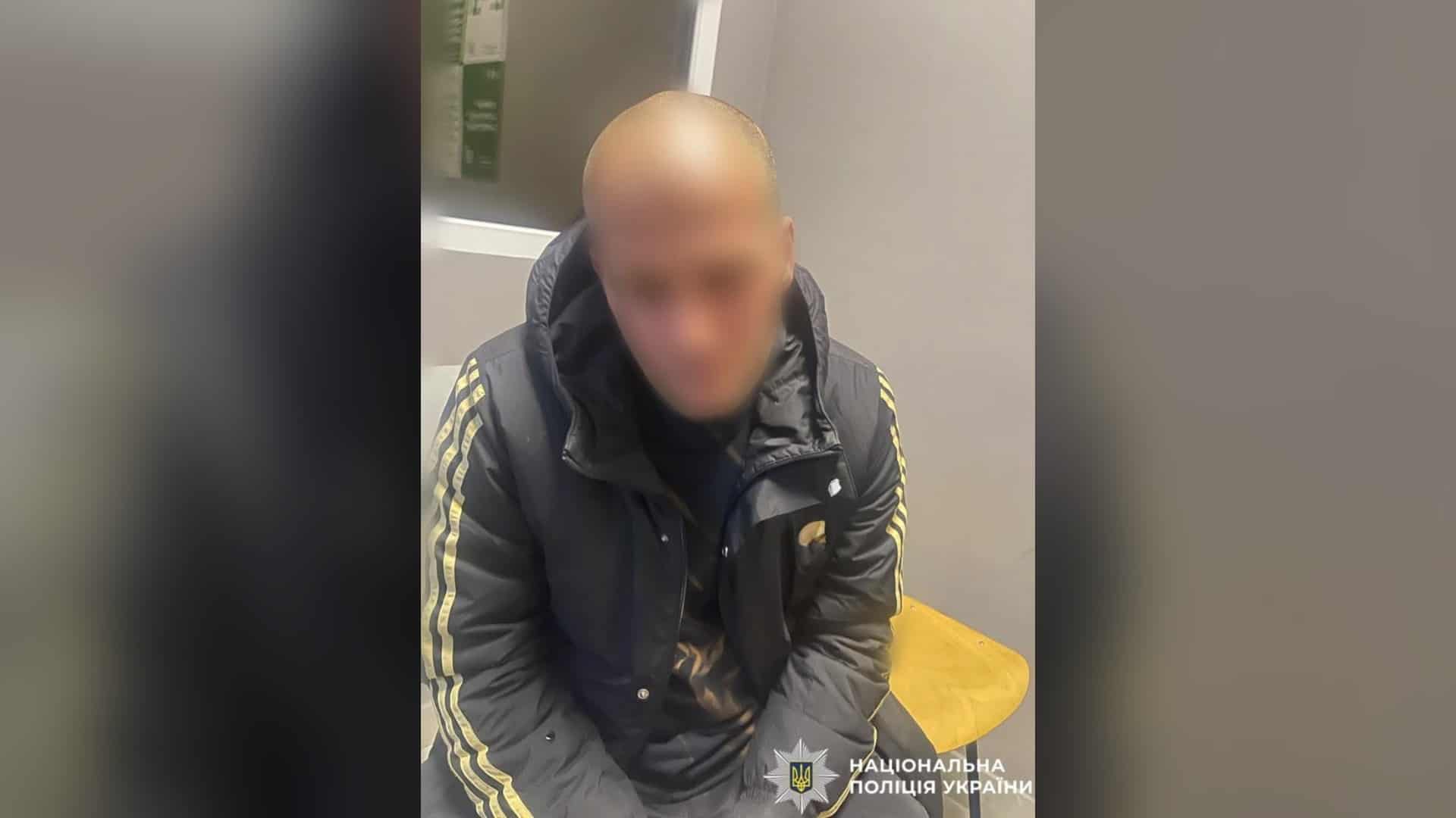 У Ржищеві затримали чоловіка з гранатою та 60 патронами Затриманий у Фастові 44-річний чоловік із розмитим обличчям, якого підозрюють у грабежі, сидить у приміщенні поліції