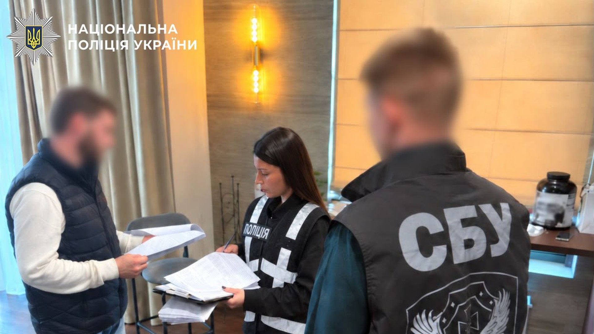 Будинок Замкова на Франка, 26: активісти заявляють про передачу без конкурсу Слідча поліції Києва та співробітник СБУ з документами під час слідчих дій у справі про фіктивну інвалідність