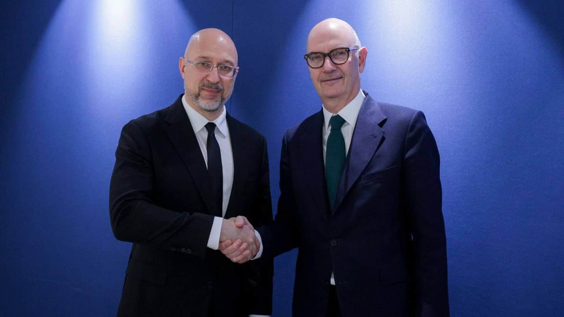 Денис Шмигаль потискає руку іноземному посадовцю під час переговорів про фінансування відновлення конфайнмента ЧАЕС