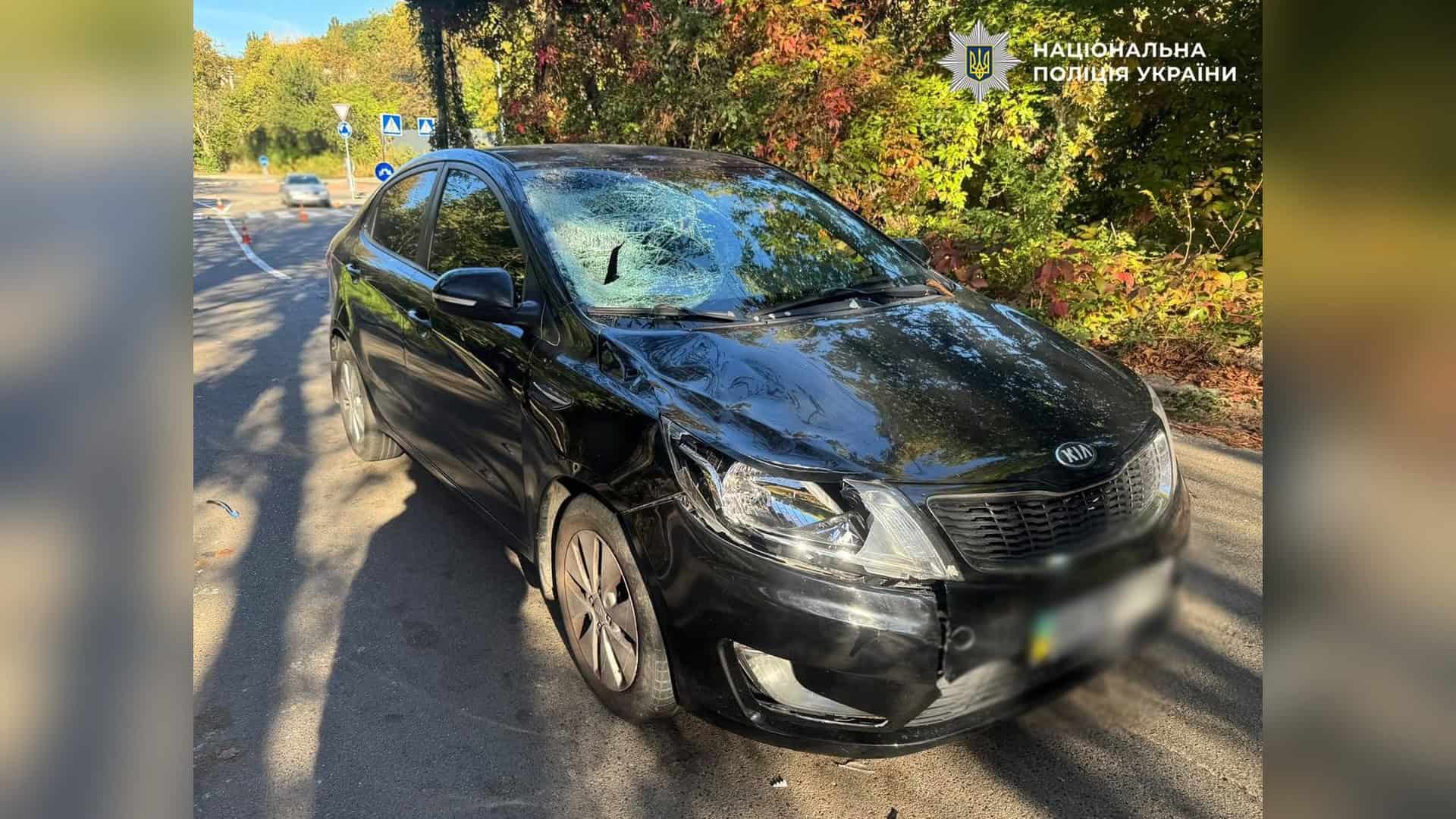 Чорний автомобіль KIA з розбитим лобовим склом після смертельного наїзду на жінку на вулиці Лисогірській у Деснянському р-ні Києва