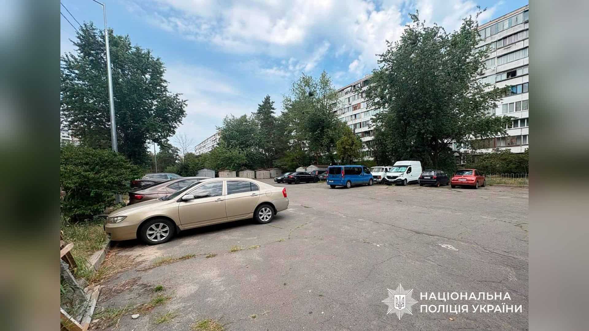 Як чиновники КМДА привласнили 575 кв. м на фіктивних ремонтах Охоронці самовільно захопили 13 соток комунальної землі на вулиці Братиславській у Києві для платного паркування