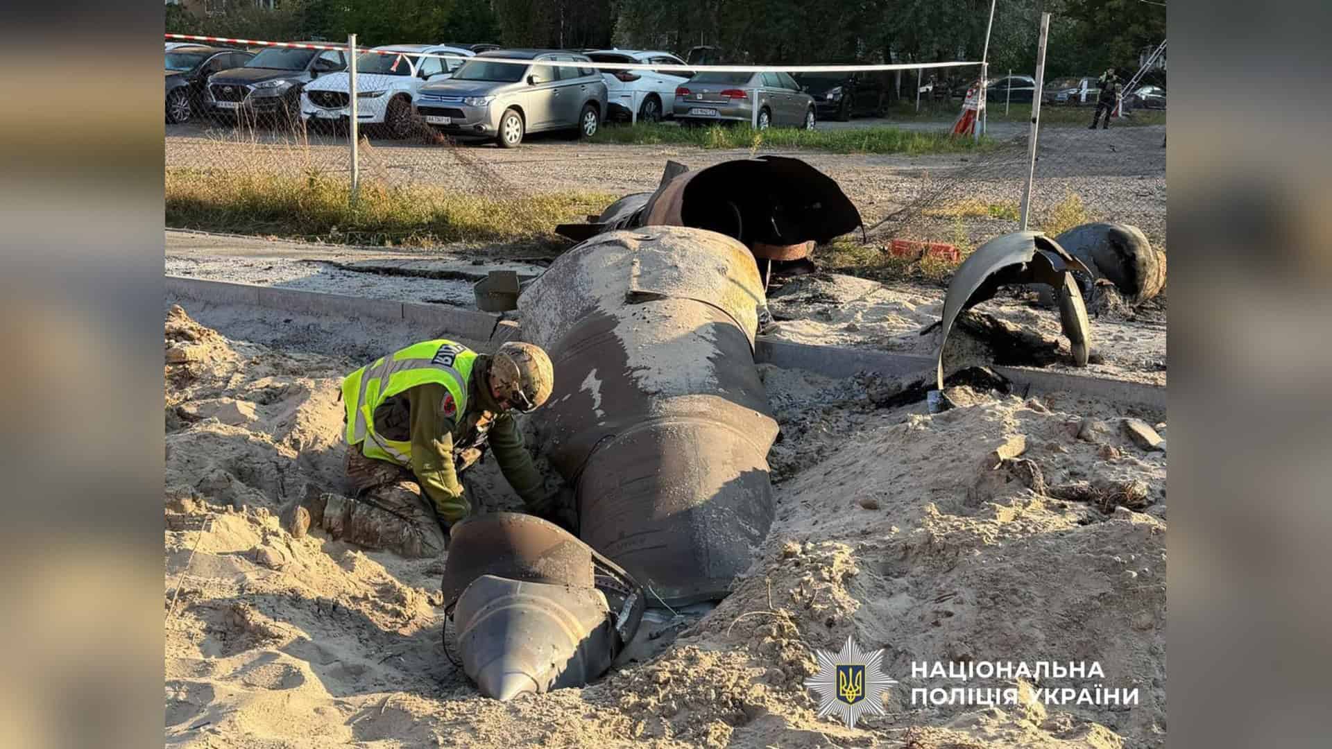 Атака на Київ: двоє загиблих, наслідки у чотирьох р-нах (оновлено) Вибухотехніки розміновують нездетоновану балістичну ракету серед житлових будинків у Дарницькому р-ні Києва