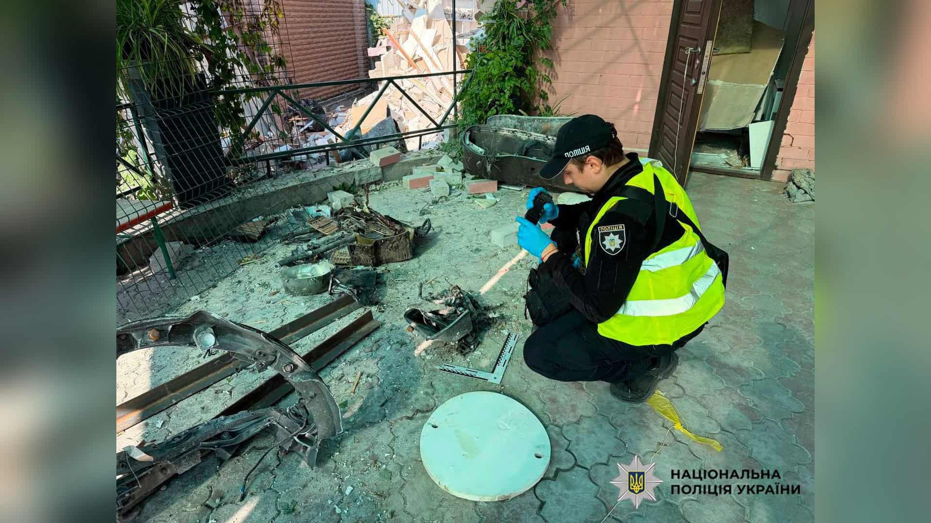Вибухотехніки поліції Києва біля нездетонованої ракети «Іскандер-М» поблизу житлових будинків