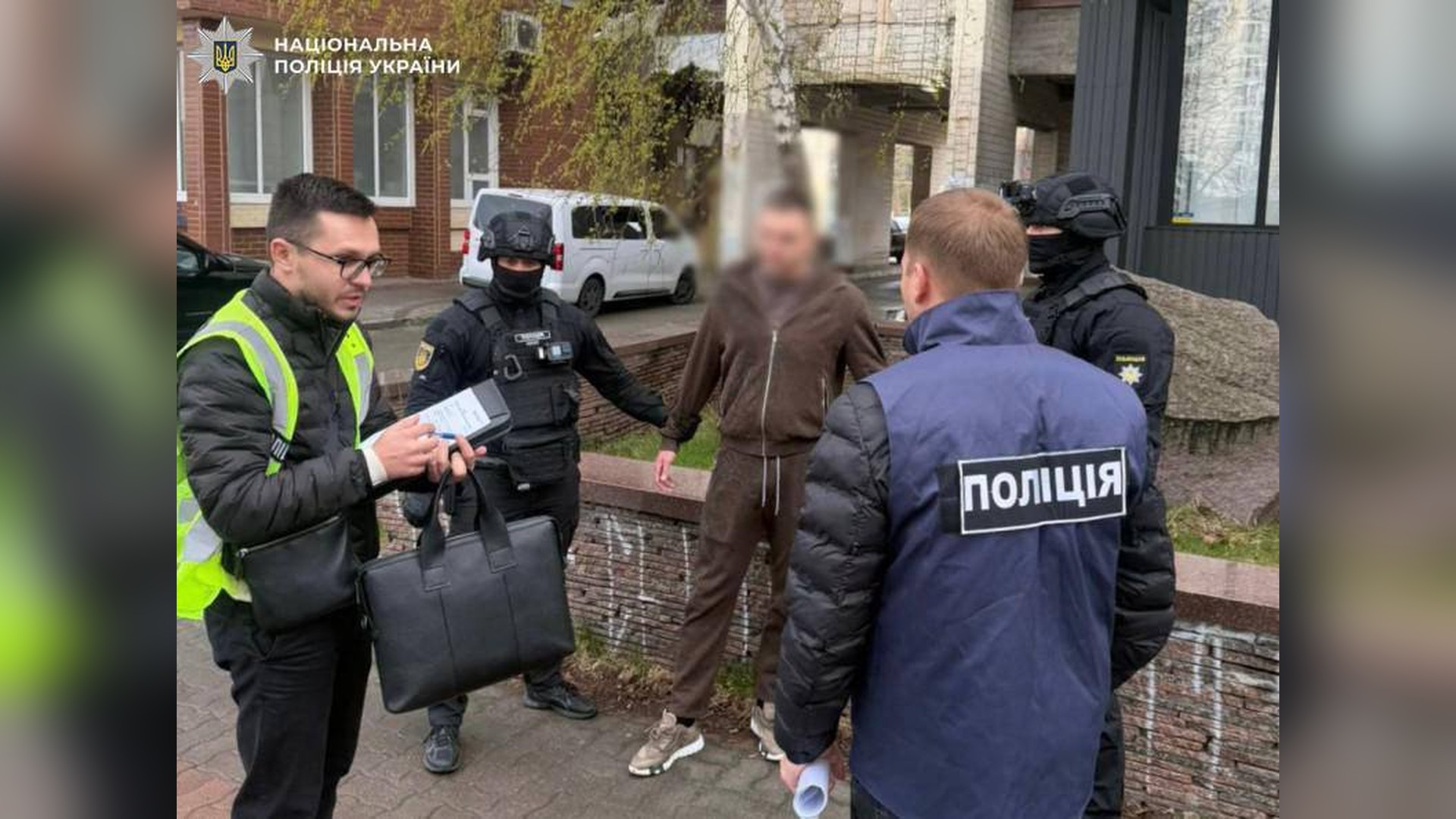Поліцейські під час затримання спортивного арбітра з Києва, якого згодом засудили за організацію договірних матчів