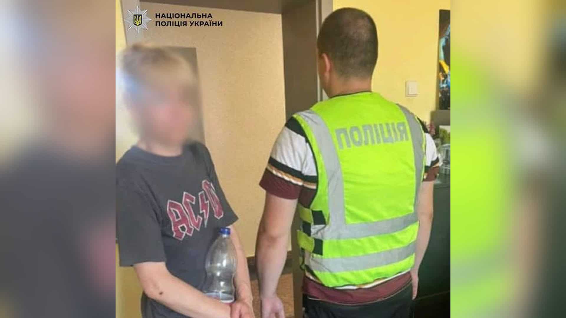 У Дарницькому районі сусід вкрав сейф із 2 млн грн і закопав у лісі Поліцейські Києва затримали мешканку Печерського р-ну за підозрою у збуті психотропів через службу таксі