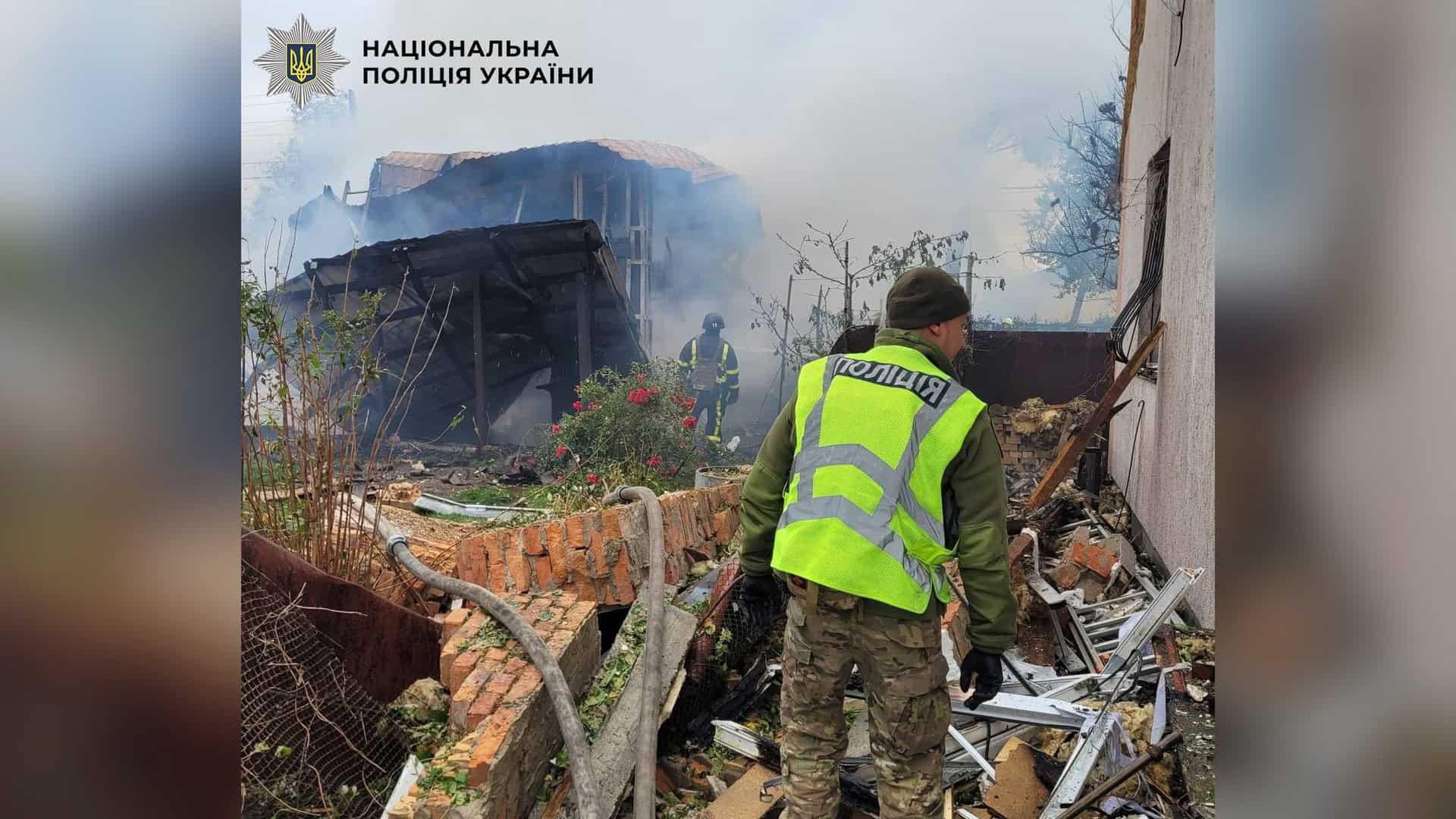 Атака на Київщину: загинула людина, 2 постраждалих на Фастівщині й Бучанщині Поліцейський на місці пожежі приватного будинку після атаки безпілотників на Київ, на тлі рятувальник ДСНС і зруйновані споруди