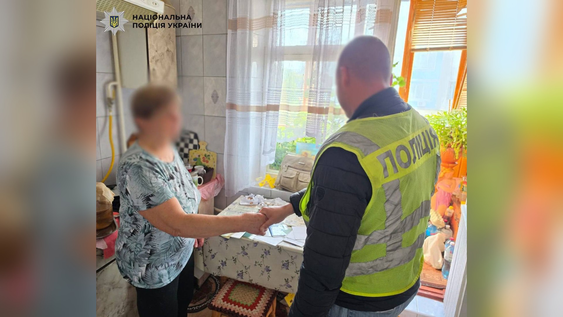 Поліцейські повернули 70-річній киянці сумку з мільйоном гривень, знайдену в гармошці автобуса