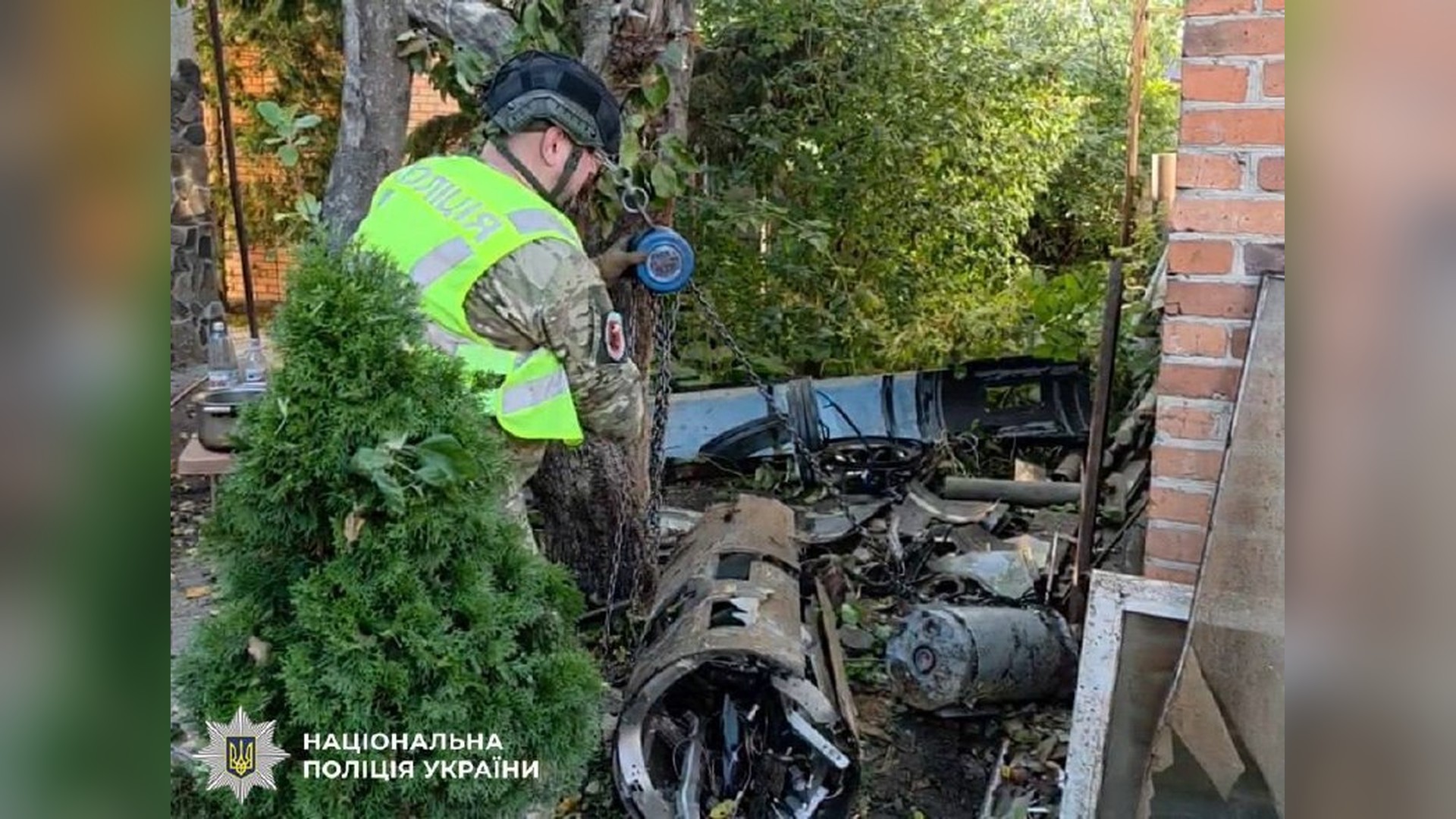 Удар по Києву: кількість загиблих зросла до п’яти, 36 постраждалих (оновлено) Вибухотехніки поліції Києва оглядають нездетоновану бойову частину безпілотника у Деснянському р-ні