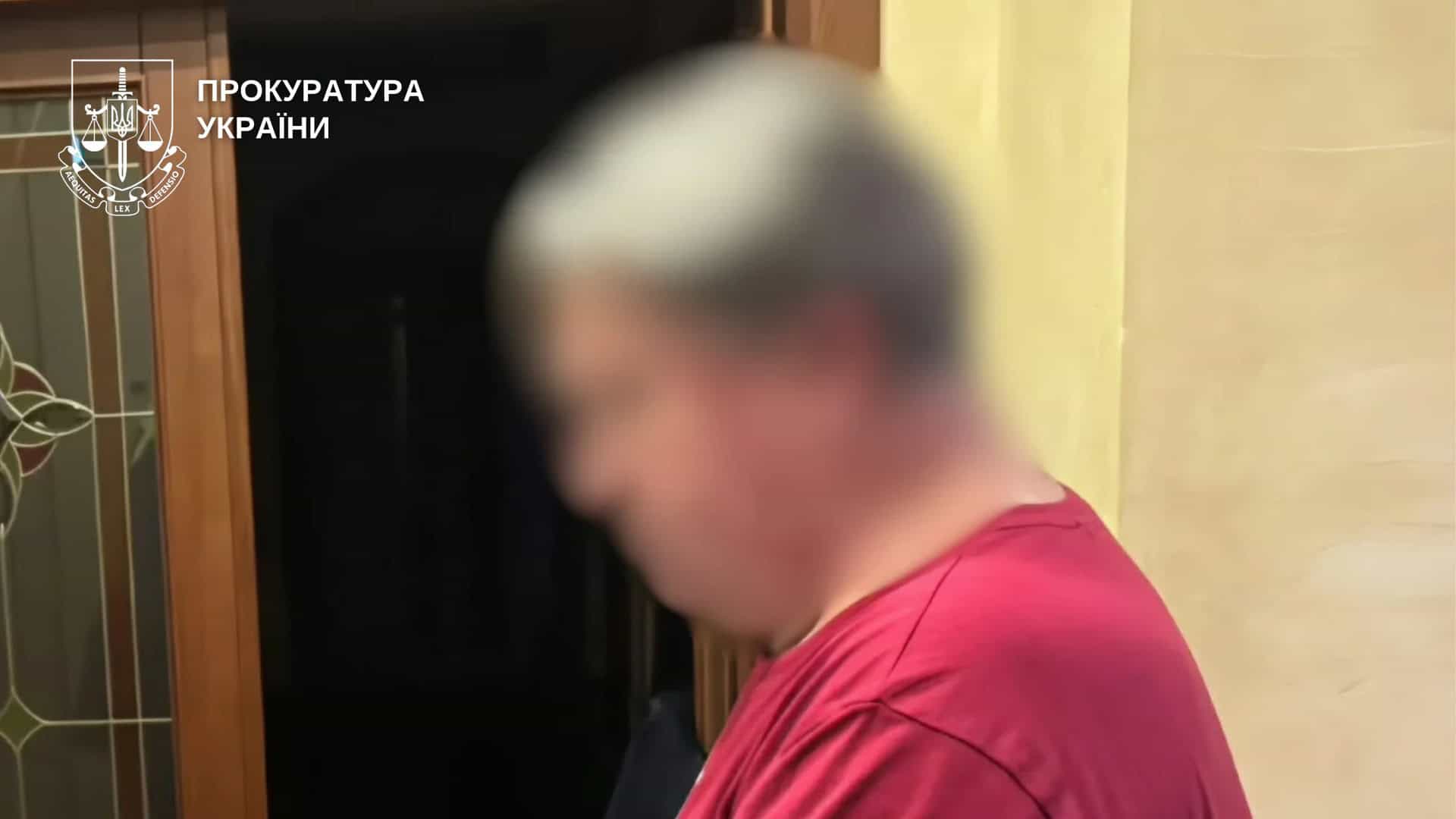 Власницю київської клініки підозрюють у продажу фальсифікату для схуднення Чоловік із розмитим обличчям у червоній футболці читає документ, кадр з відео Київської міської прокуратури