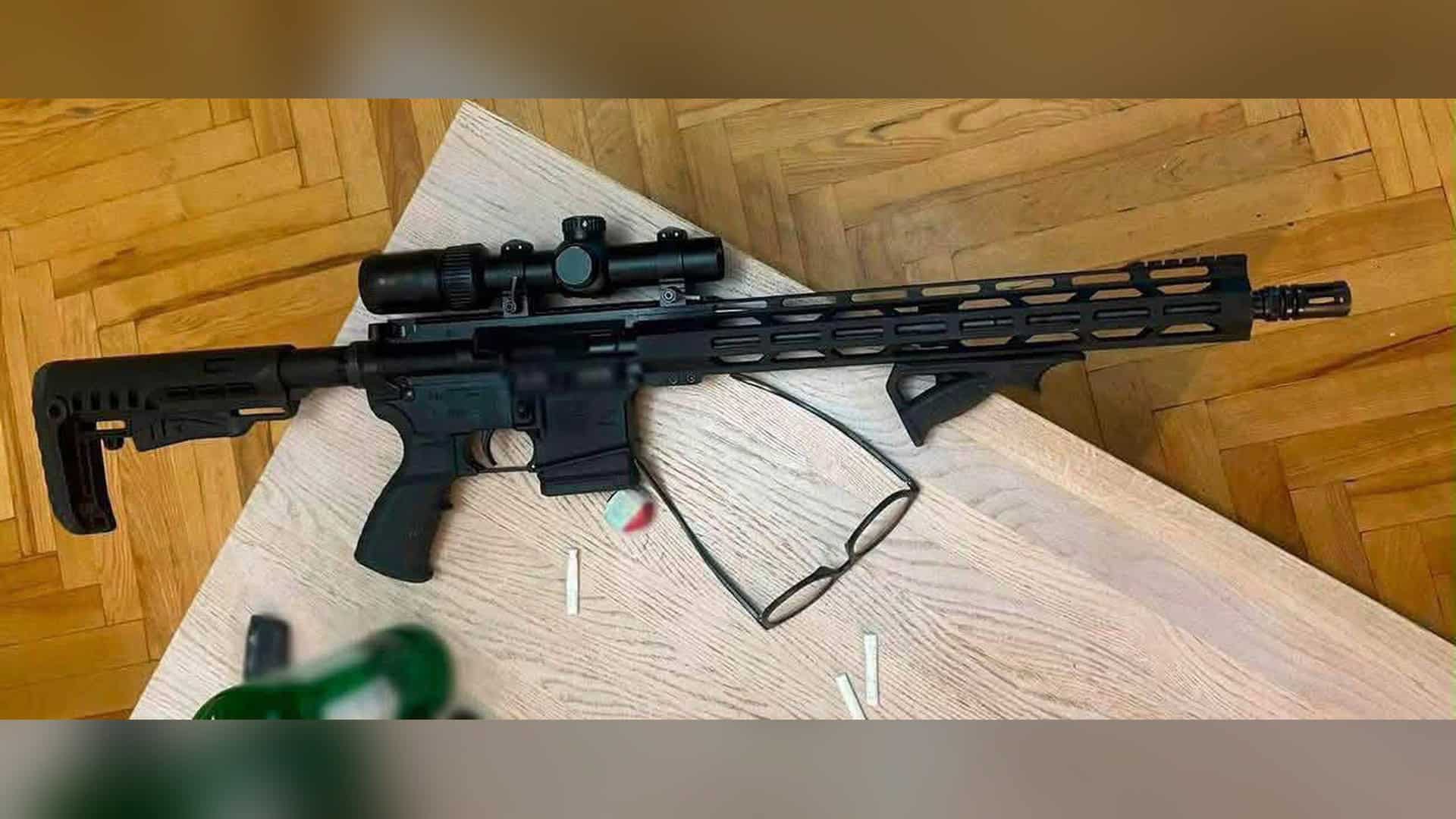 Карабін з оптичним прицілом, вилучений поліцією в киянина, який стріляв з балкона на вул. Січових Стрільців