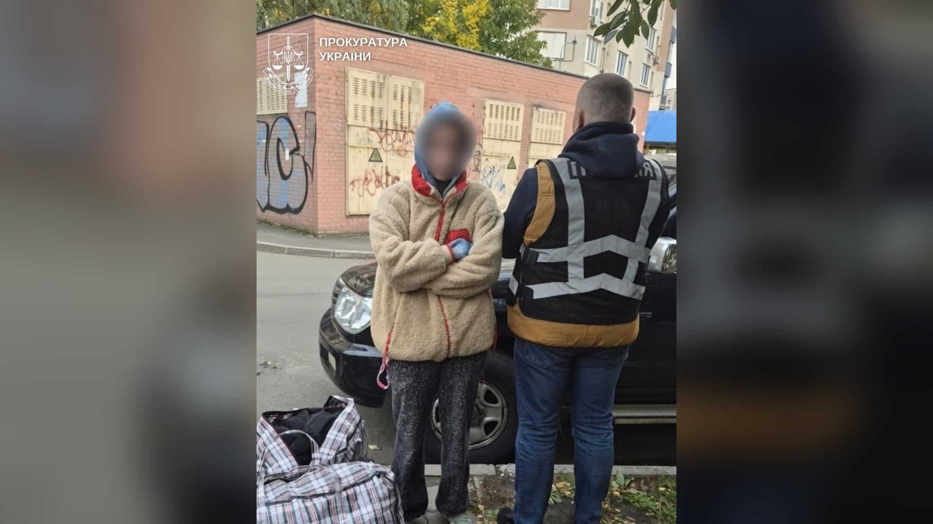 У Броварах чоловік вдарив знайомого ножем у шию — його затримано за замах на вбивство Чоловік у світловідбивному жилеті розмовляє з жінкою з розмитим обличчям біля чорного авто, поруч лежить картата сумка