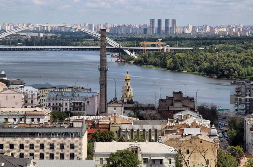Історична забудова Подільського р-ну, церква на набережній, Дніпро та мости на лівий берег Києва — вид згори