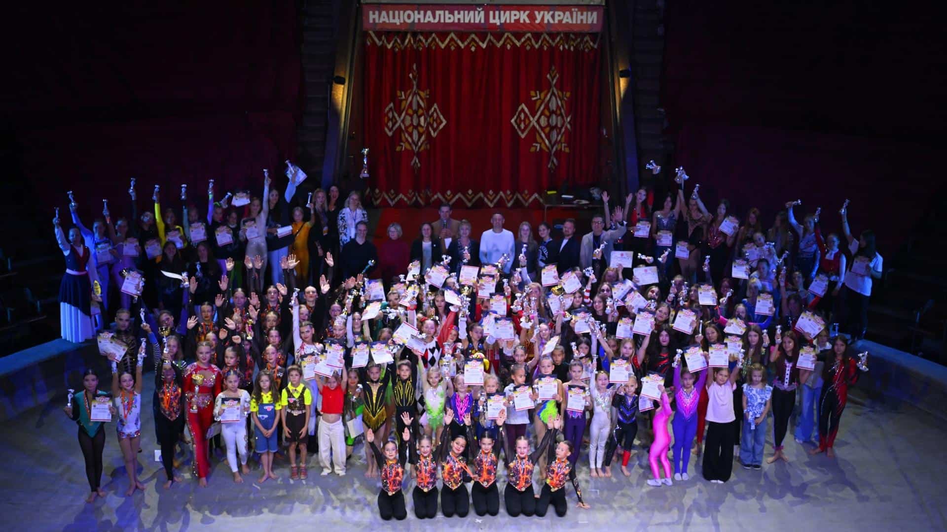 Юні артисти та учасники фестивалю на манежі Національного цирку України під час фестивалю «Кубок Золотих Воріт» у Національному цирку України в Києві