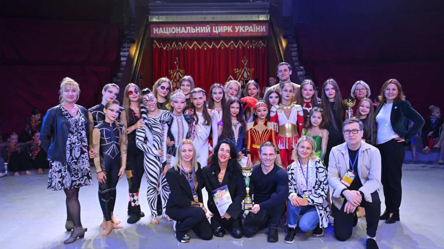 «Кубок Золотих Воріт»: 124 виступи у Національному цирку України Учасники та організатори після нагородження під час фестивалю «Кубок Золотих Воріт» у Національному цирку України в Києві