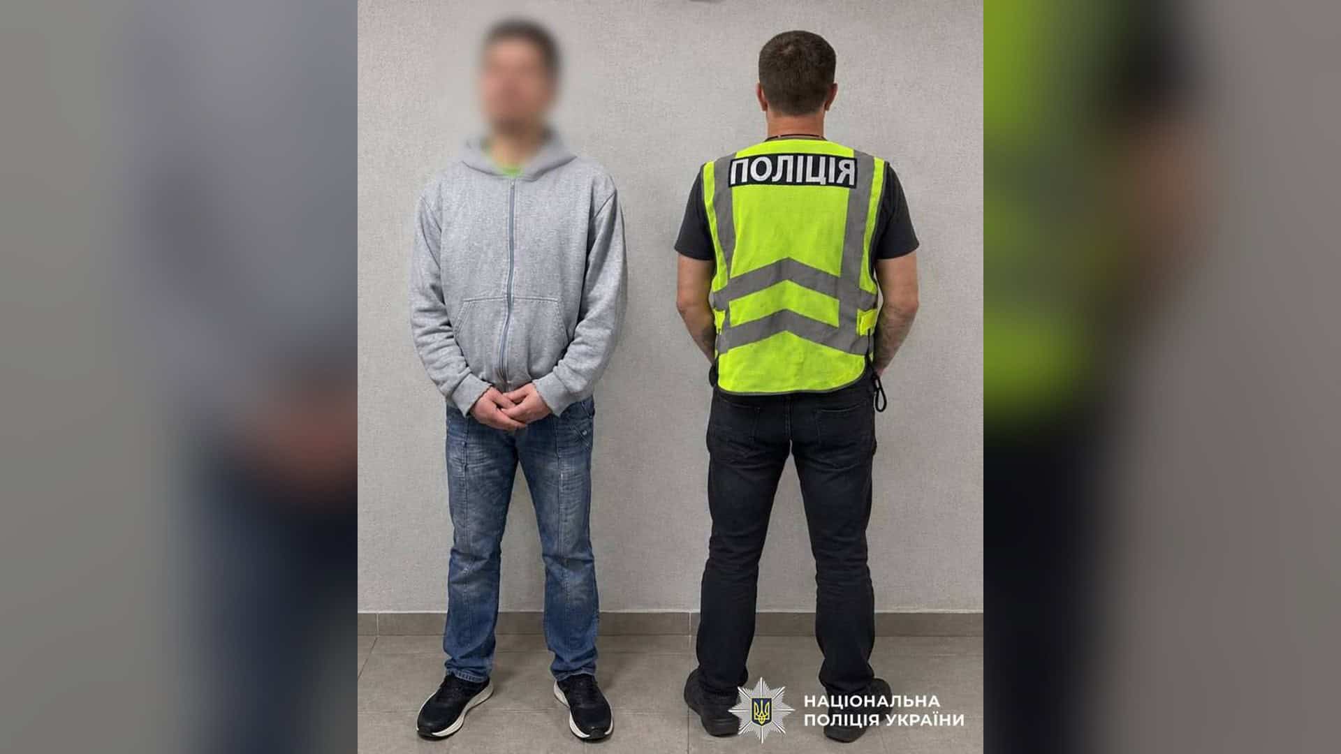 Сибірські модрини прижилися в Пущі-Водиці, американські сосни — ні Поліцейський у жилеті «Поліція» поруч із 43-річним киянином, якого обвинувачують у крадіжках мобільних телефонів у Києві