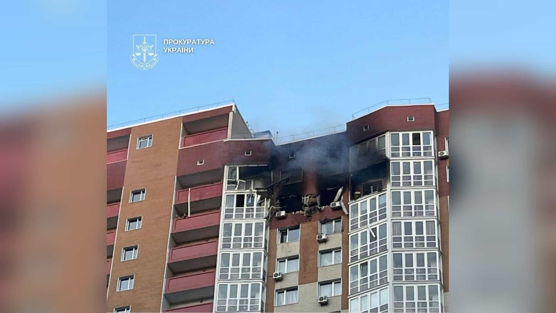 Вигорілі квартири й вибиті вікна на верхніх поверхах житлової багатоповерхівки в Дарницькому р-ні Києва після удару безпілотника, з вікон іде дим