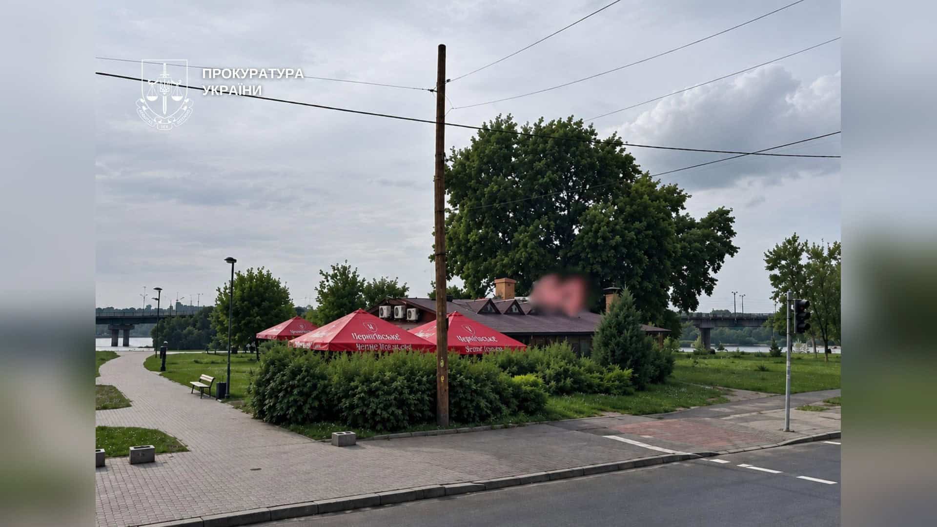 Озеро Синє в Подолі обміліло на 2 метри — КМДА шукає наукове рішення Дніпровська набережна у Дніпровському р-ні Києва, де на ділянці 0,3 га самовільно збудований заклад харчування у трьох охоронних зонах