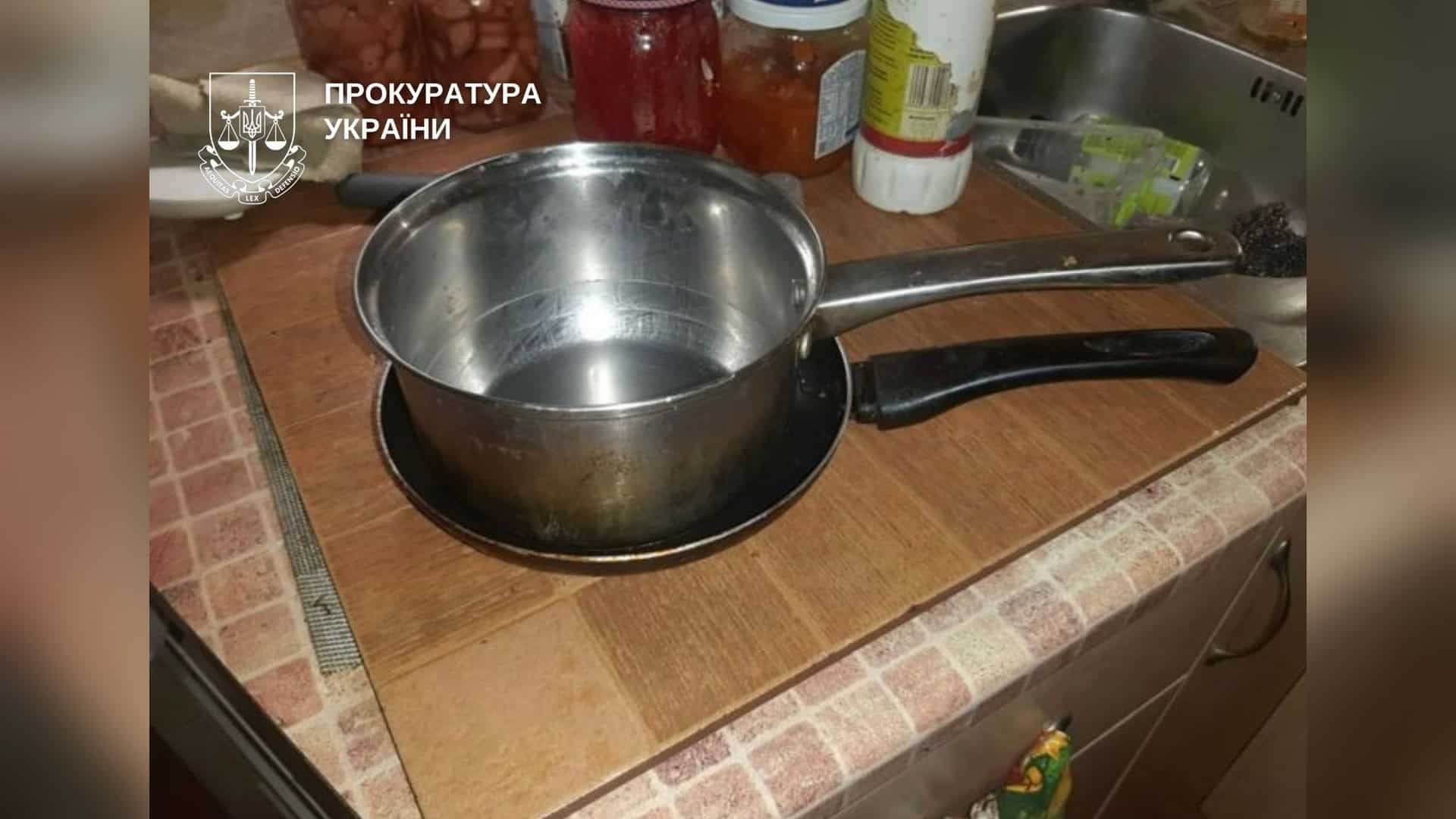 Киянина засудили на два роки за насильство над матір’ю Металевий ківш на кухонній стільниці — знаряддя вбивства 85-річної жінки в Дніпровському р-ні Києва, фото прокуратури