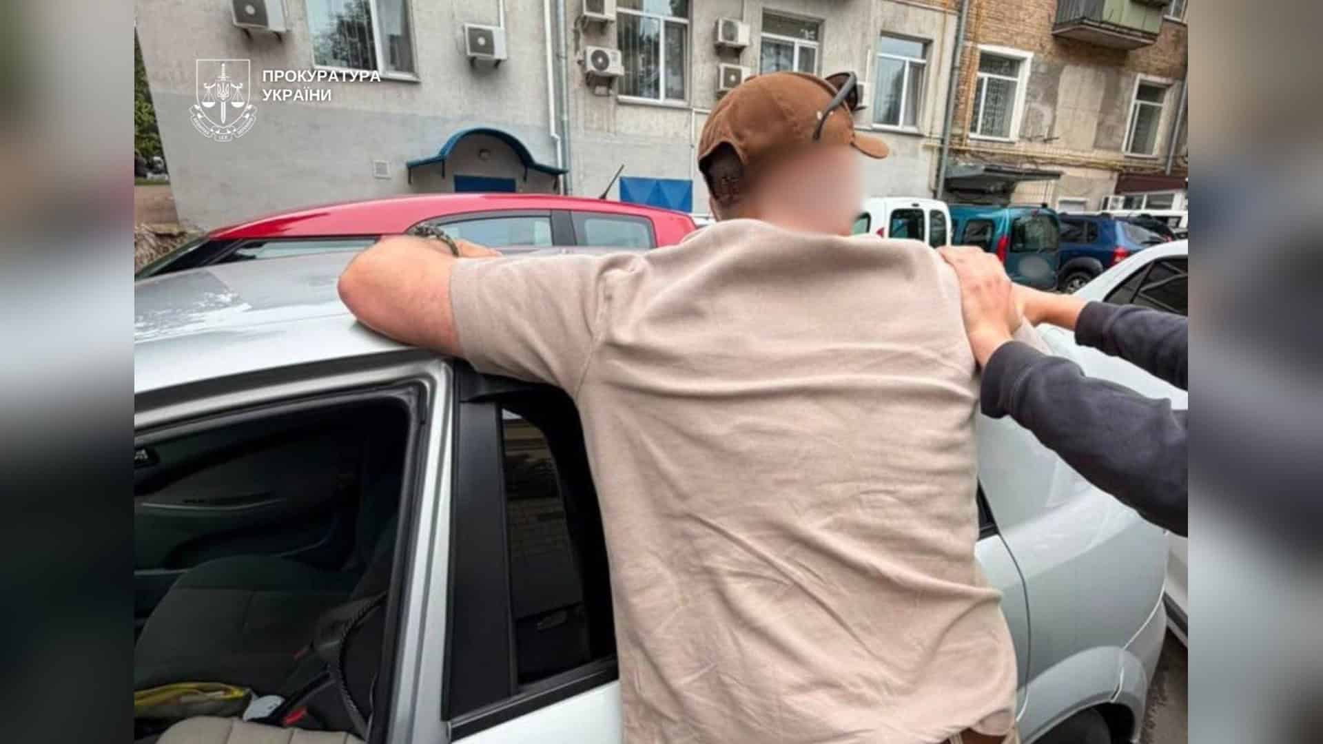 Правоохоронці затримали кур'єра шахрайської схеми псевдо-СБУ, жертвами якої стали троє пенсіонерів у Києві