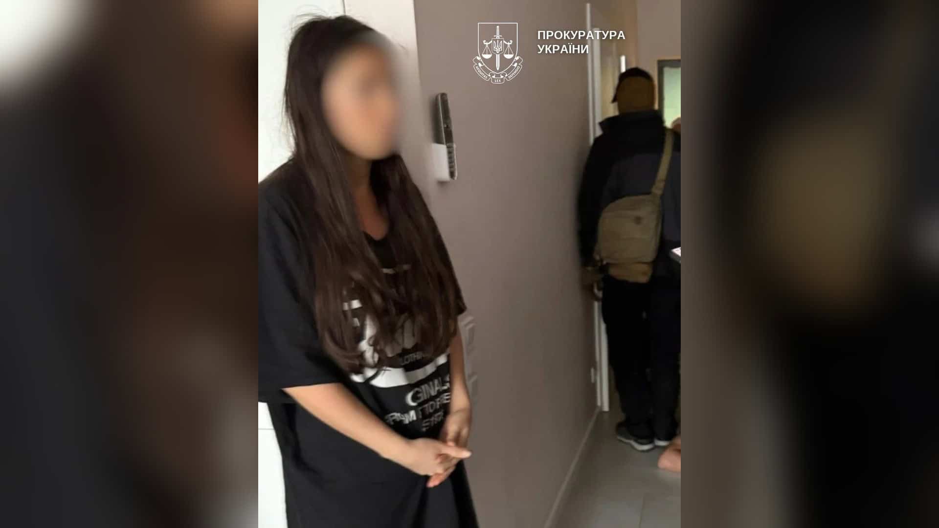 ОГП затримало детектива і аналітика БЕБ на хабарях у $17 тис. Колишня працівниця державного банку підозрюється у викраденні соціальних виплат клієнтів на понад 3,2 млн грн