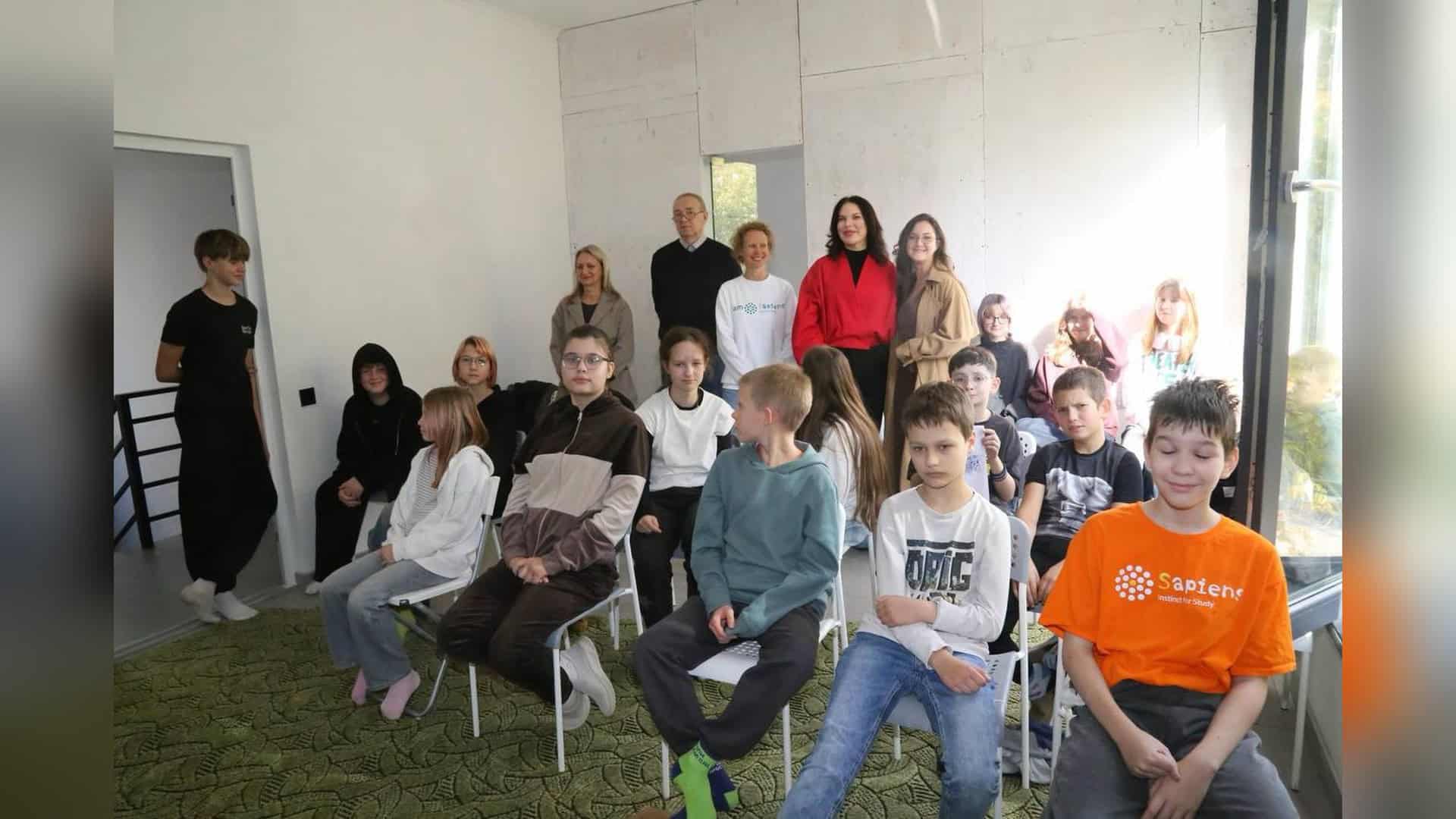 Учні та організатори освітнього проєкту «Гончарний код Київщини» у залі школи Sapiens у Вишгородському районі