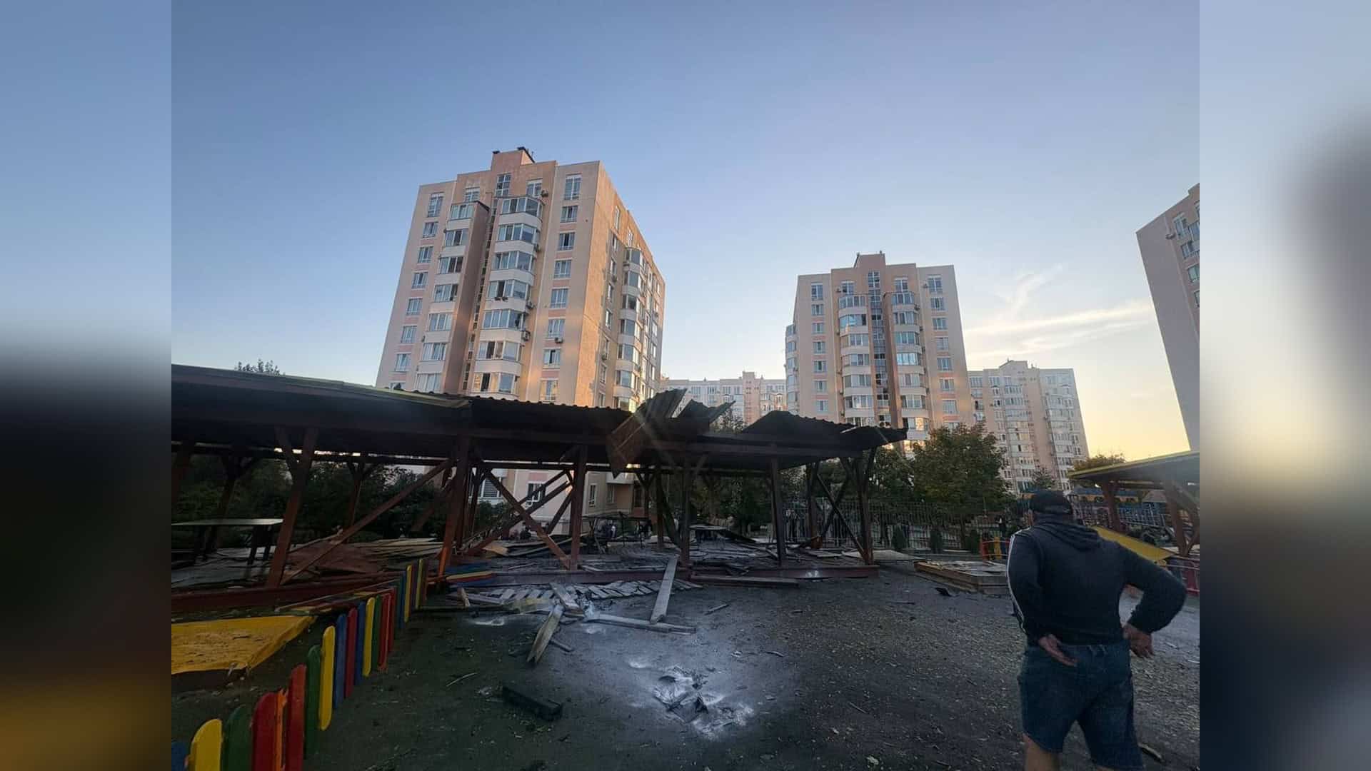 Пошкоджена школа в Бучанському районі після російського удару — вибиті вікна та зруйновані майданчики