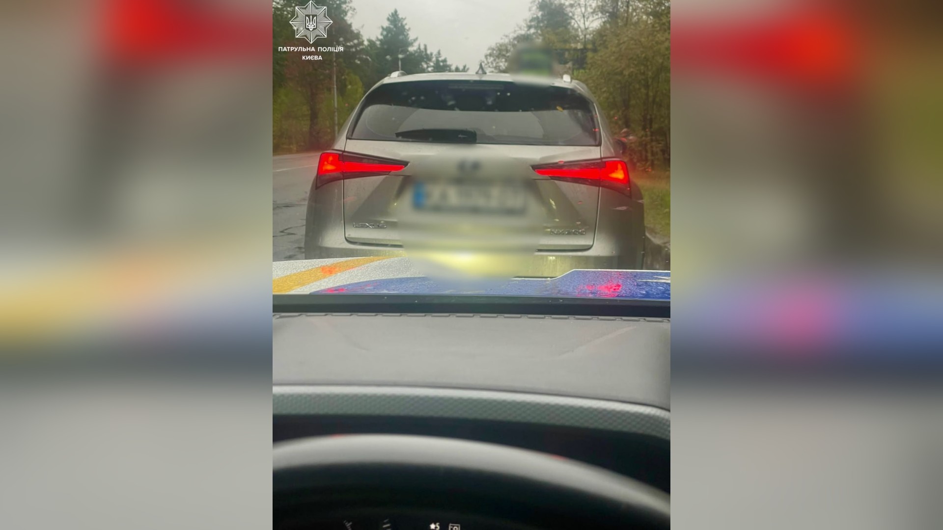 Патрульні поліцейські зупиняють водія автомобіля Lexus на Столичному шосе у Києві через алкогольне сп'яніння