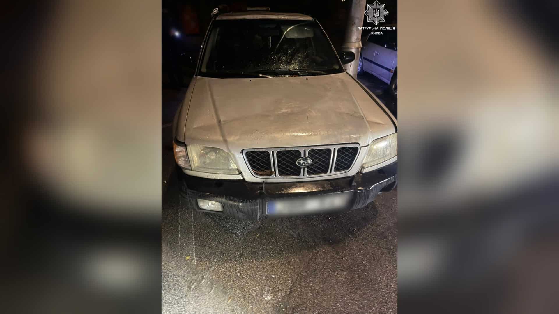 Патрульні поліцейські під час перевірки автомобіля Subaru у Голосіївському р-ні Києва