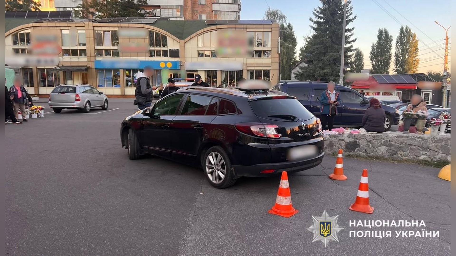 Місце ДТП біля магазину в Обухові, де 58-річний водій Renault Megane збив 68-річну пішохідку