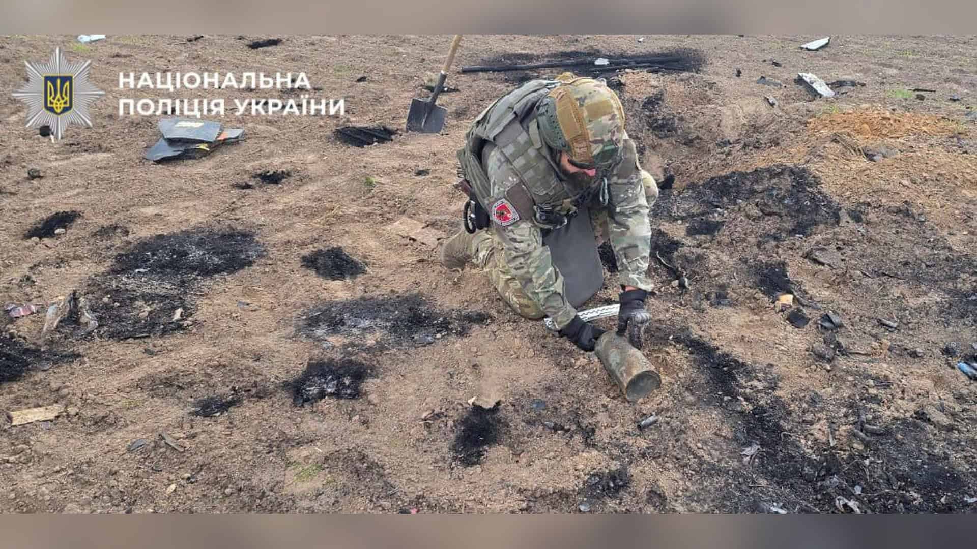Вибухотехнік поліції Київщини знешкоджує бойову частину російського безпілотника, знайдену в полі на Бориспільщині