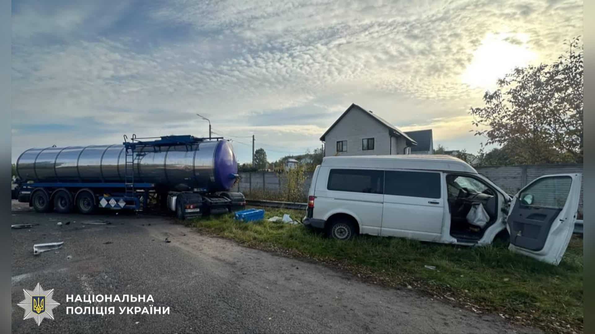 ДТП на Обухівщині: водійка врізалась в опору, двоє в лікарні Місце ДТП поблизу селища Макарів на Бучанщині, де зіткнулися Volkswagen Transporter і вантажівка Mercedes-Benz Actros