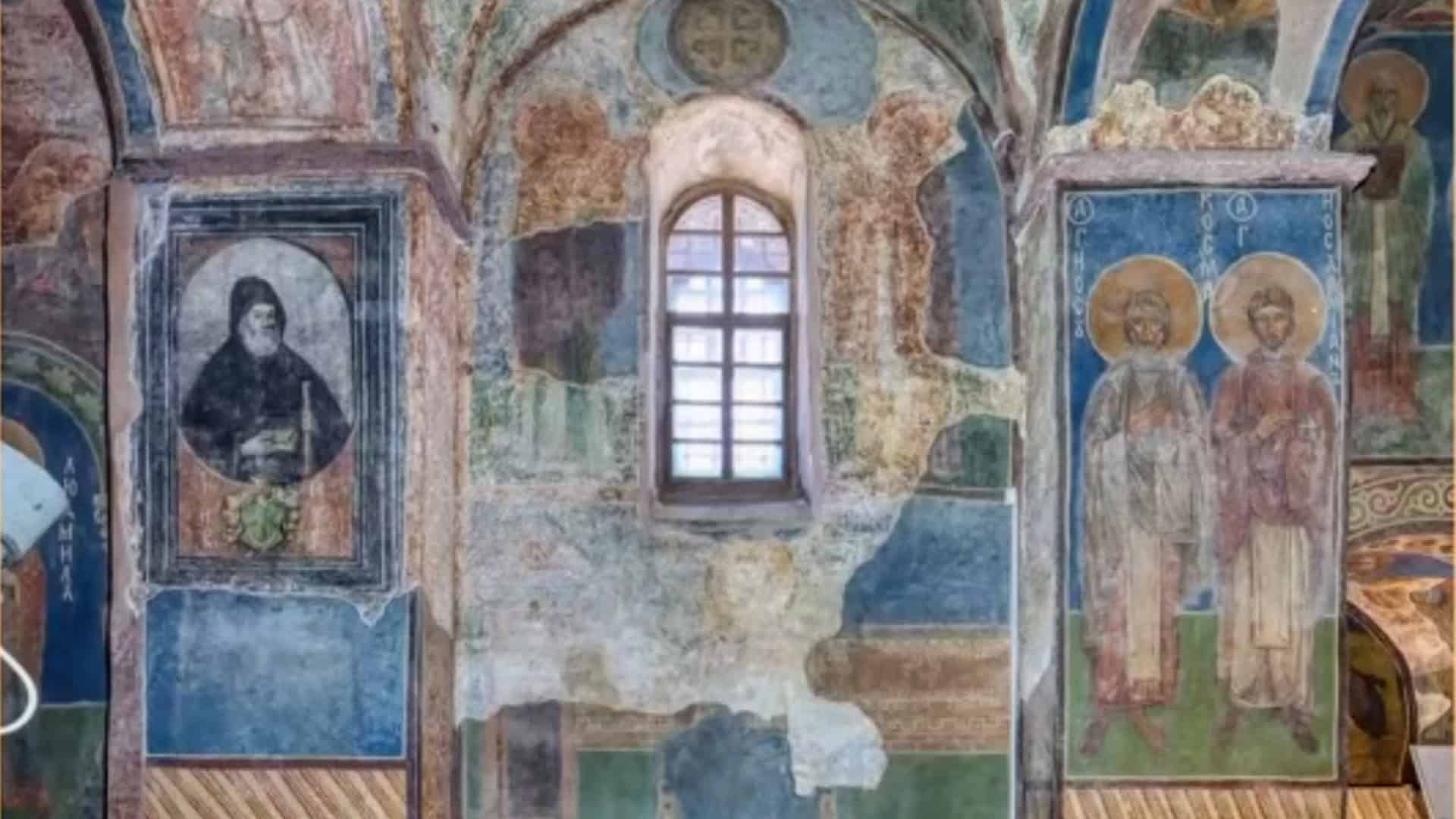 На Софійському соборі встановлюють сейсмодатчики за підтримки ЮНЕСКО Інтер’єр Кирилівської церкви в Києві: давні фрески біля вікна та зображення святих Косми і Даміана на пілоні