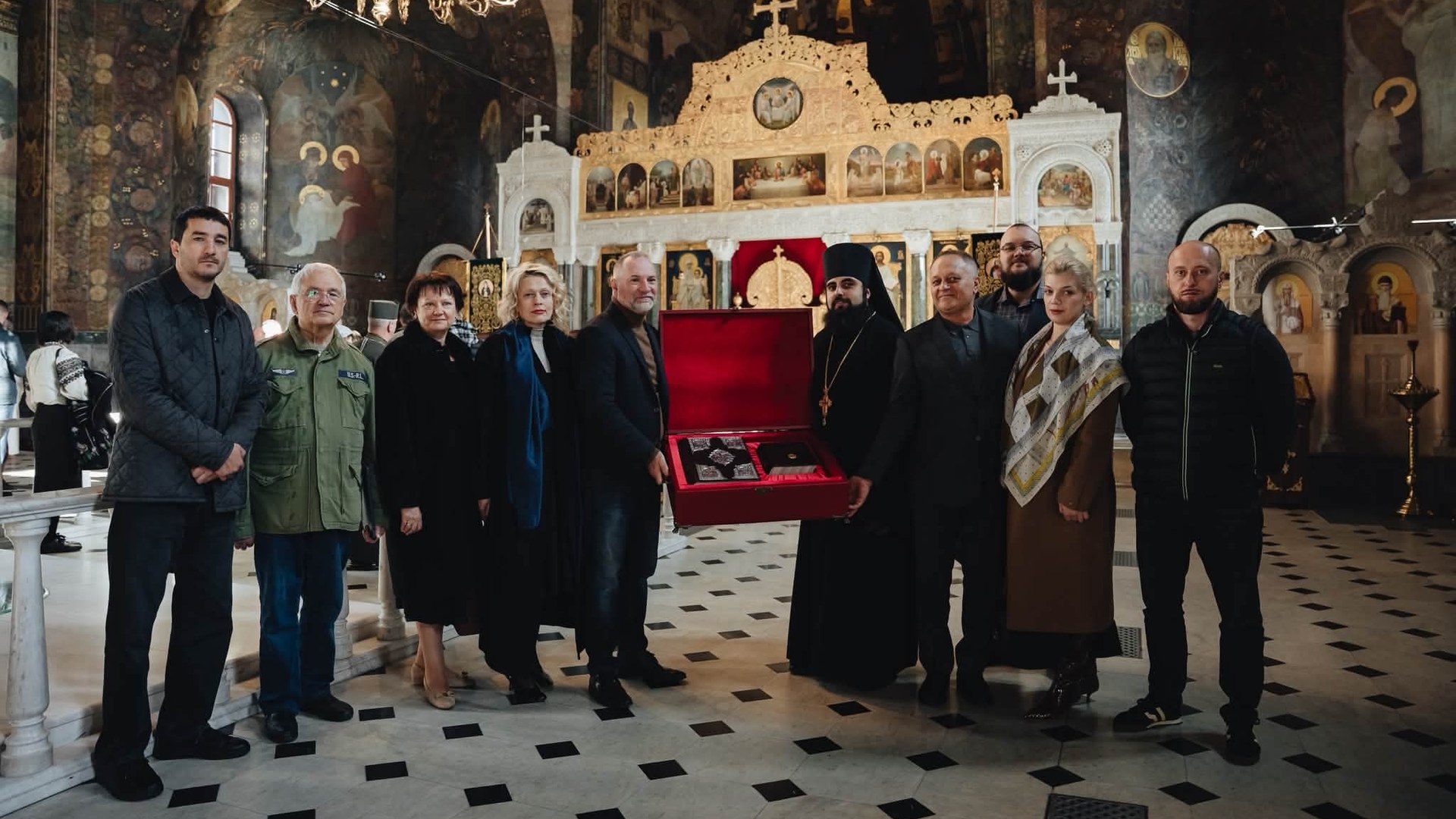 Міська мапа Києва: бювети, вбиральні, майданчики Дарувальники і священник із факсиміле Пересопницького Євангелія в червоній скриньці у Трапезному храмі Києво-Печерської лаври