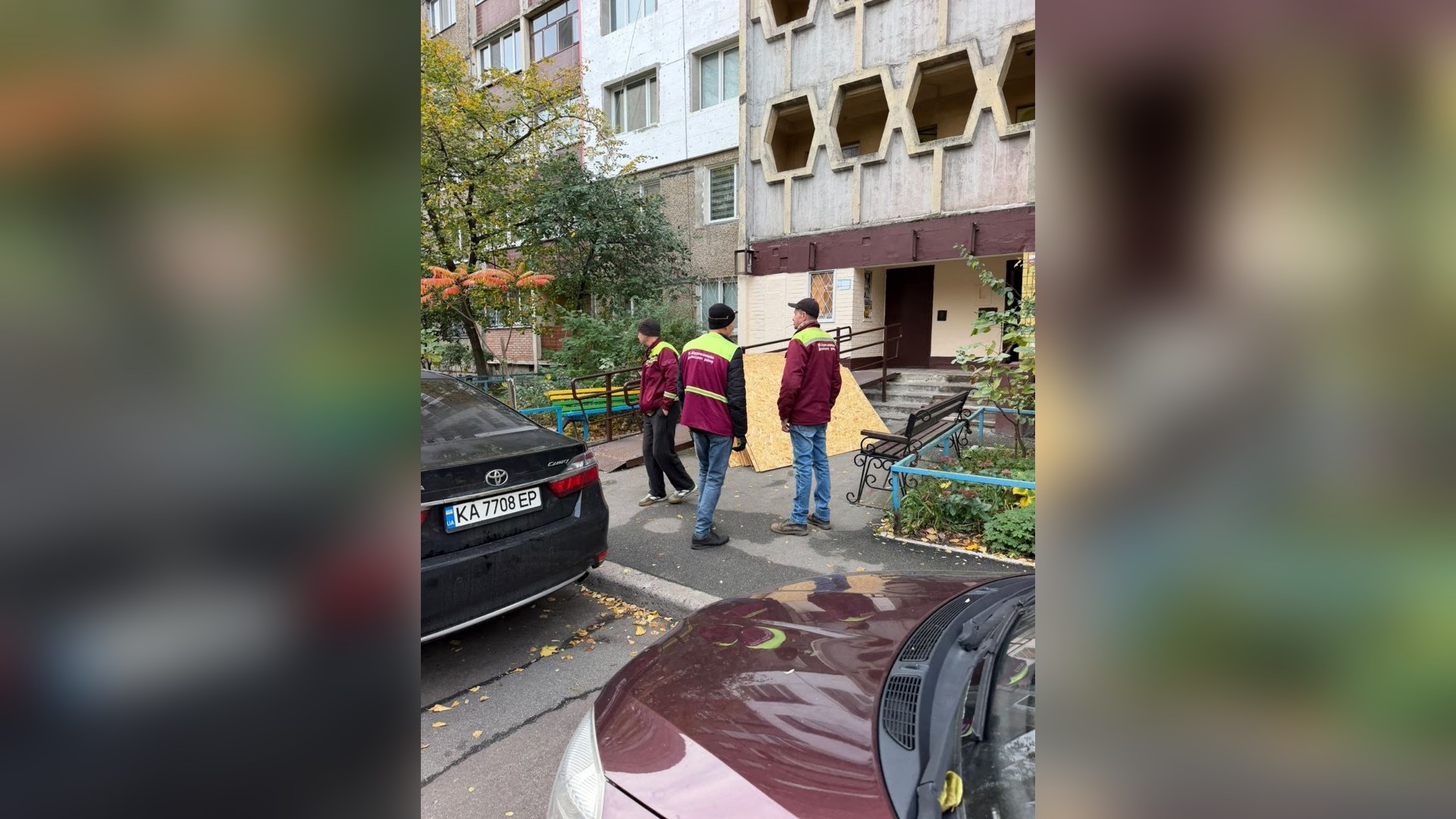 Пошкоджені автомобілі на парковці між житловими будинками на вул. Рейгана у Деснянському р-ні після удару БпЛА