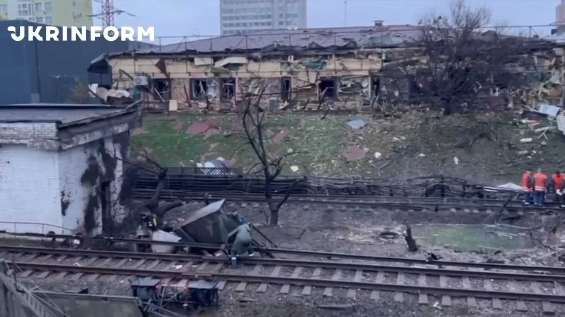 Тролейбуси № 22к, 27, 30 і 42 повернулися на свої маршрути (оновлено) Зруйнована будівля та пошкоджені колії червоної лінії метро в Деснянському р-ні Києва, ремонтники на місці після атаки 19 жовтня