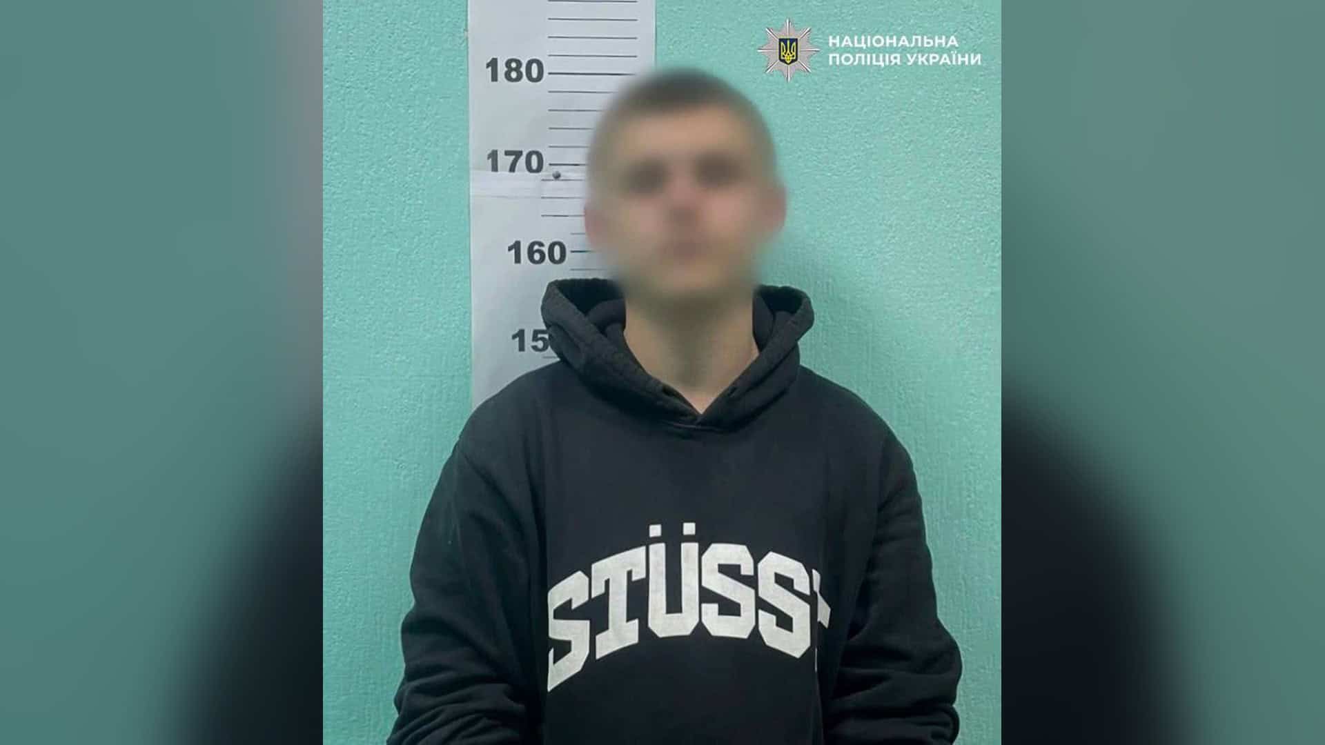 Після атаки РФ у Києві вагітній жінці екстрено провели пологи: лікарі борються за життя немовляти Підозрюваний 23-річний житель Київщини з розмитим обличчям на фото поліції після нападу з газом у метро Києва